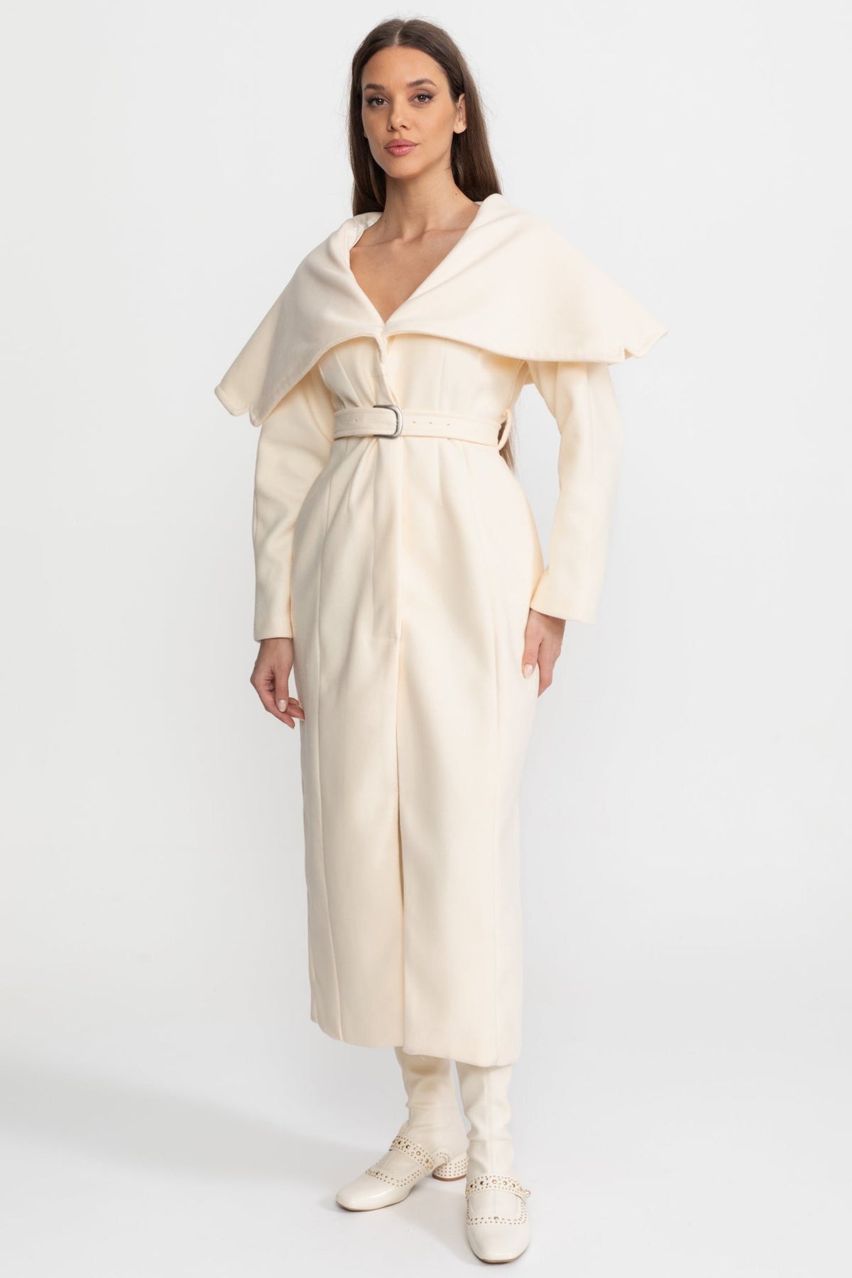 Abrigo Largo con Cuello Capa – Marfil