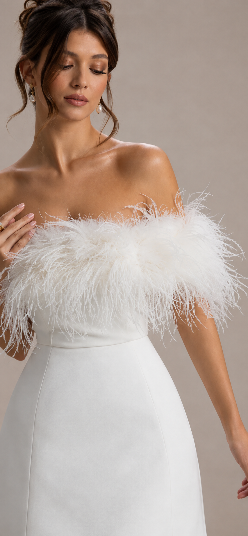 Palace | Vestido corto blanco con escote bardot y detalle de plumas