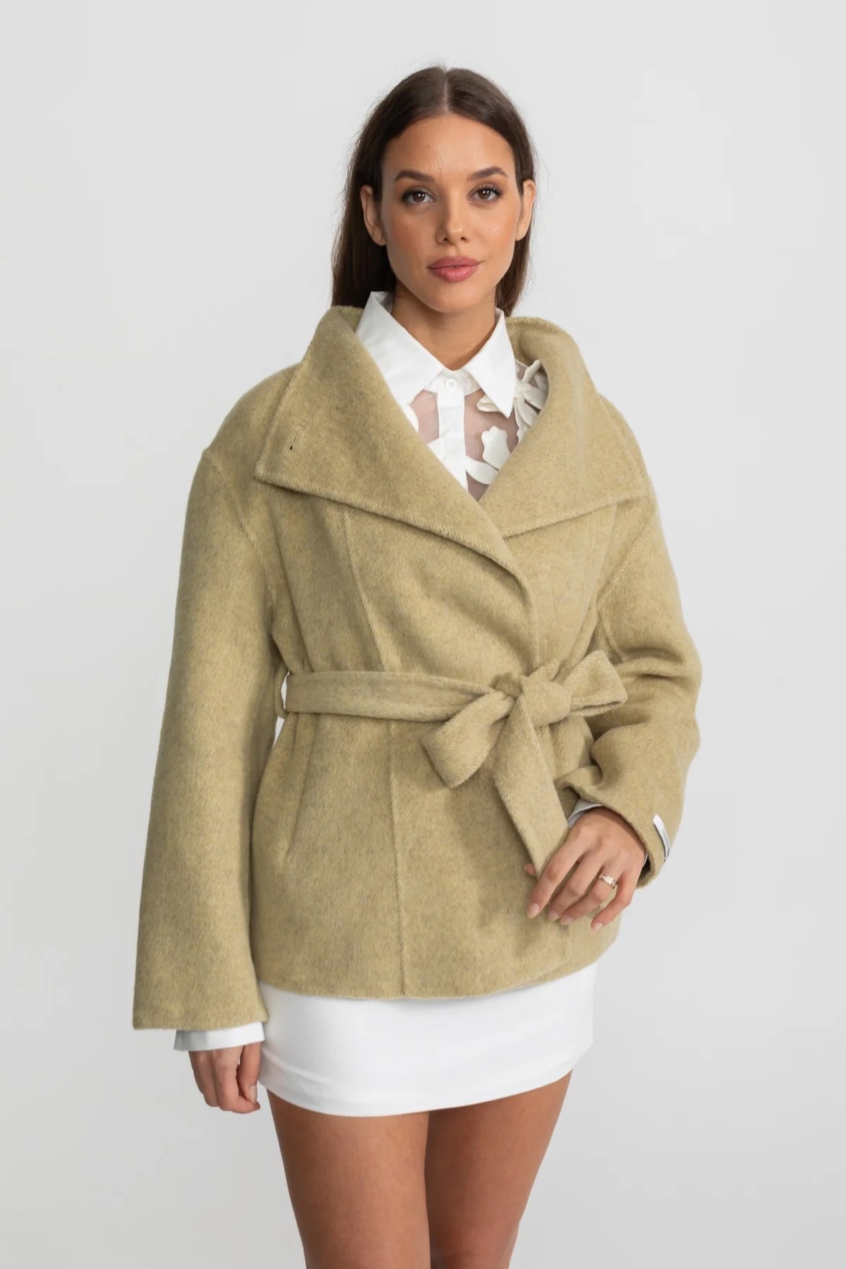 Abrigo Corto con Cinturón y Cuello Alto – Beige