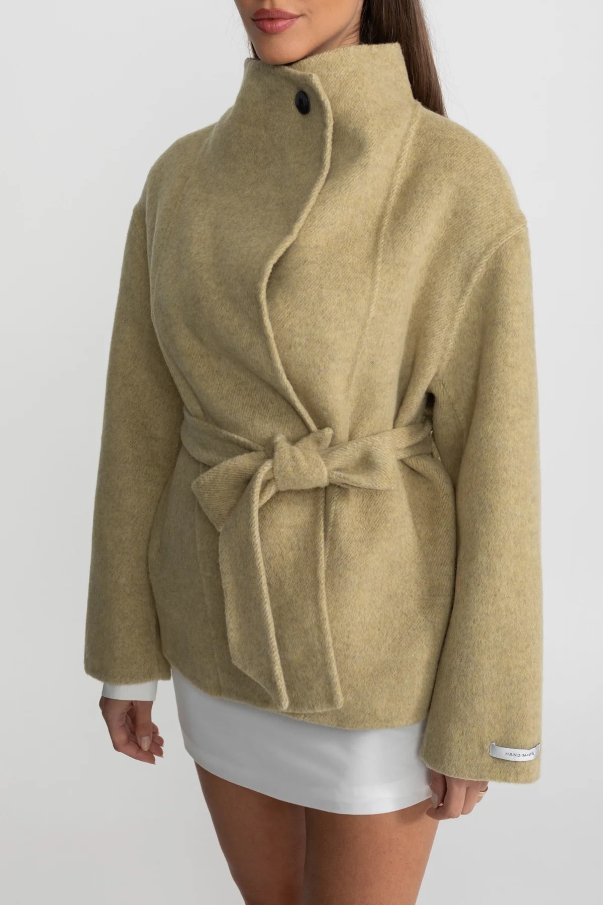 Abrigo Corto con Cinturón y Cuello Alto – Beige