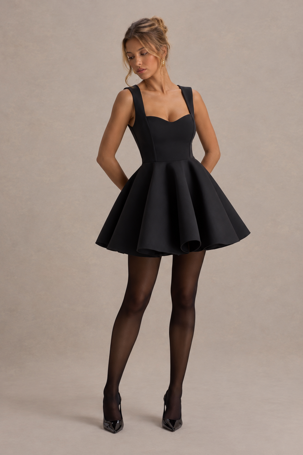 Malia | Vestido Corto Negro con Escote Corazón y Falda Skater