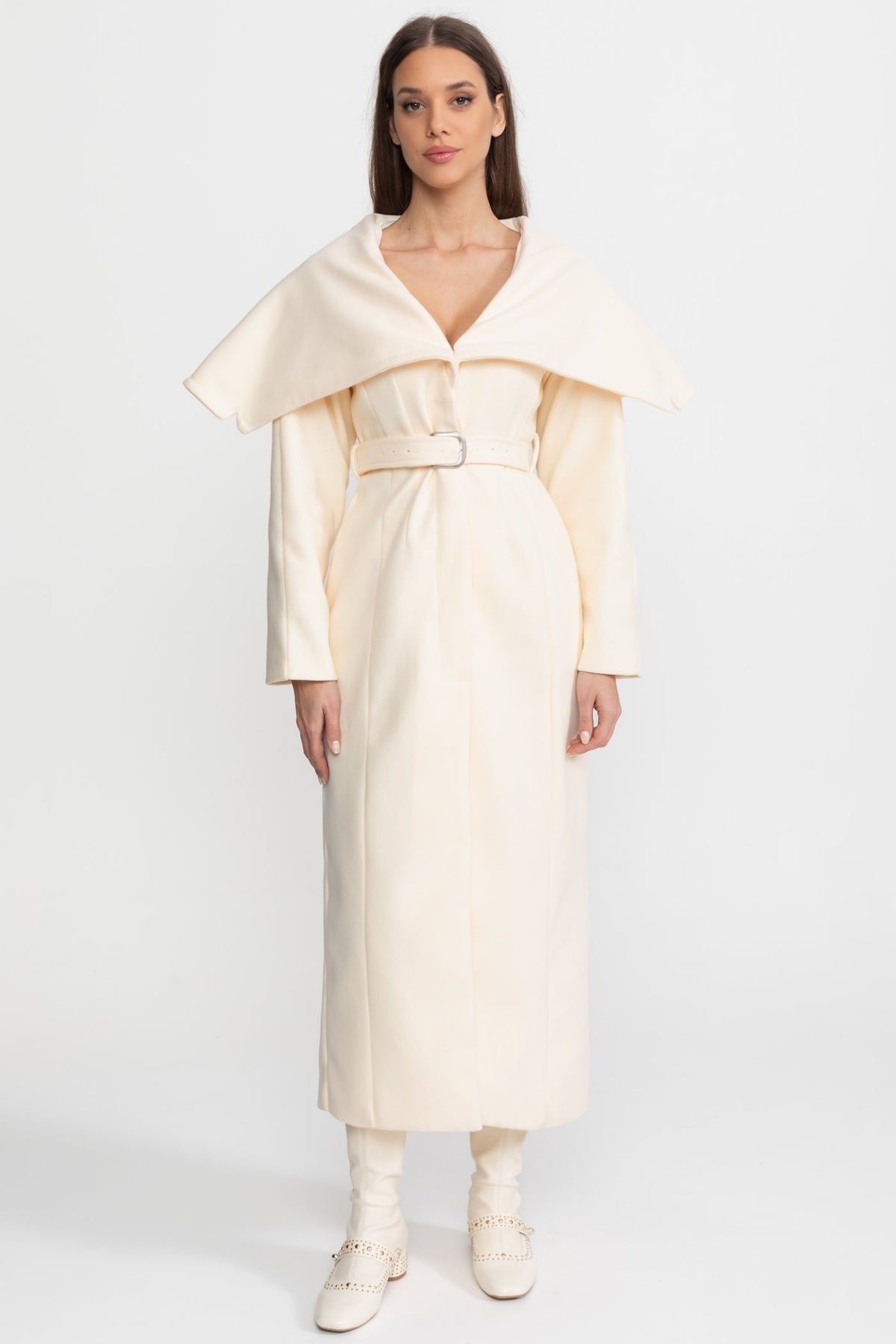 Abrigo Largo con Cuello Capa – Marfil