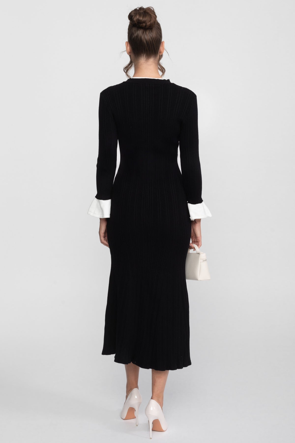 Vestido Midi de Punto Acanalado con Cuello y Puños Blancos – Negro