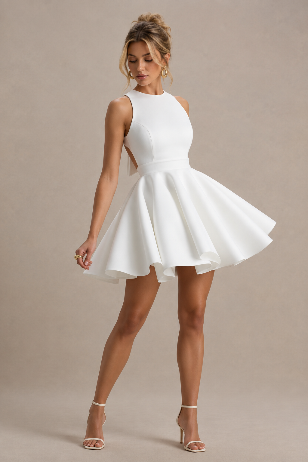 Waverly | Vestido corto en blanco con espalda abierta y falda skater