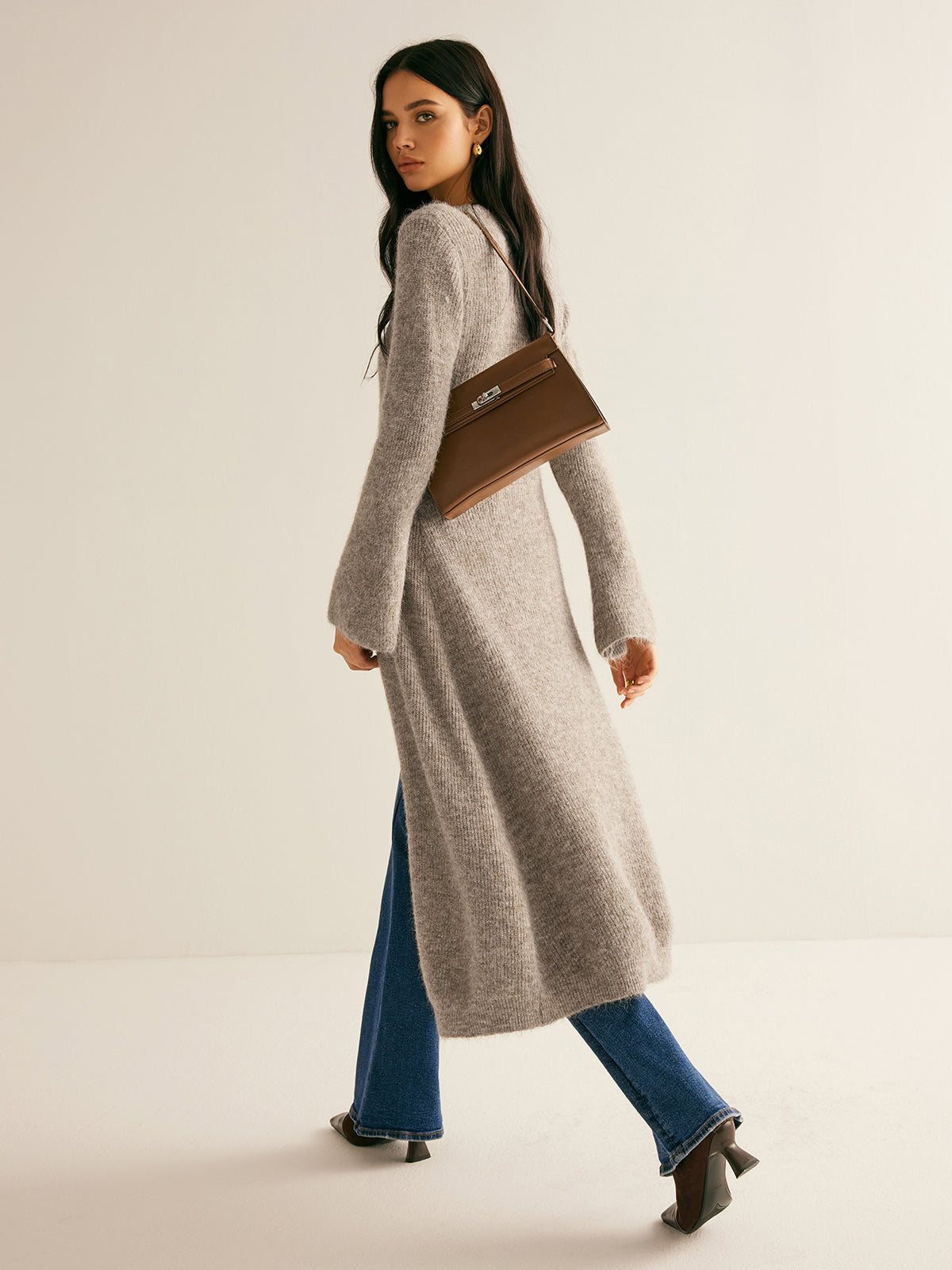 Vestido de punto elegante con cuello en V, diseño en capas y doble botonadura