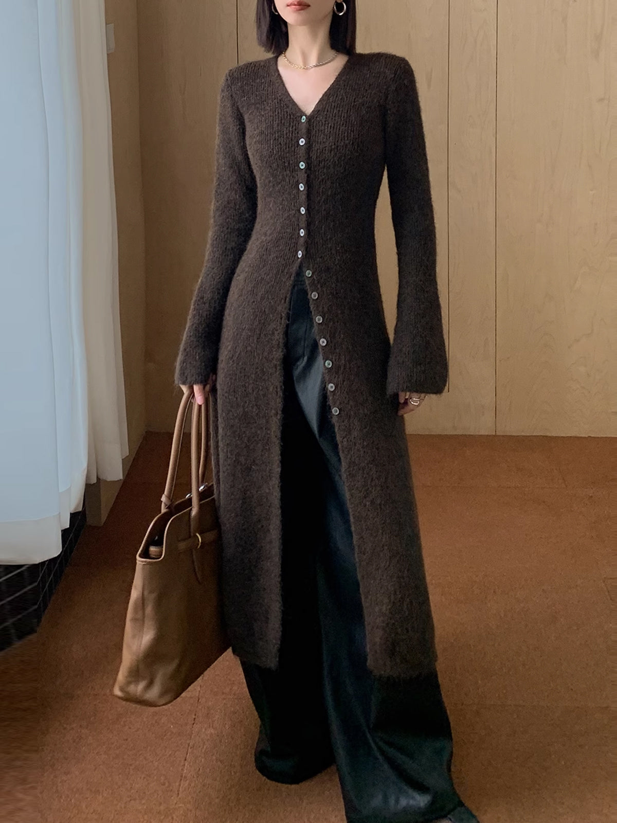 Vestido de punto elegante con cuello en V, diseño en capas y doble botonadura