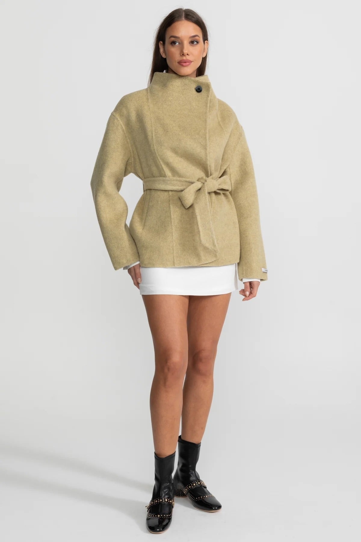 Abrigo Corto con Cinturón y Cuello Alto – Beige