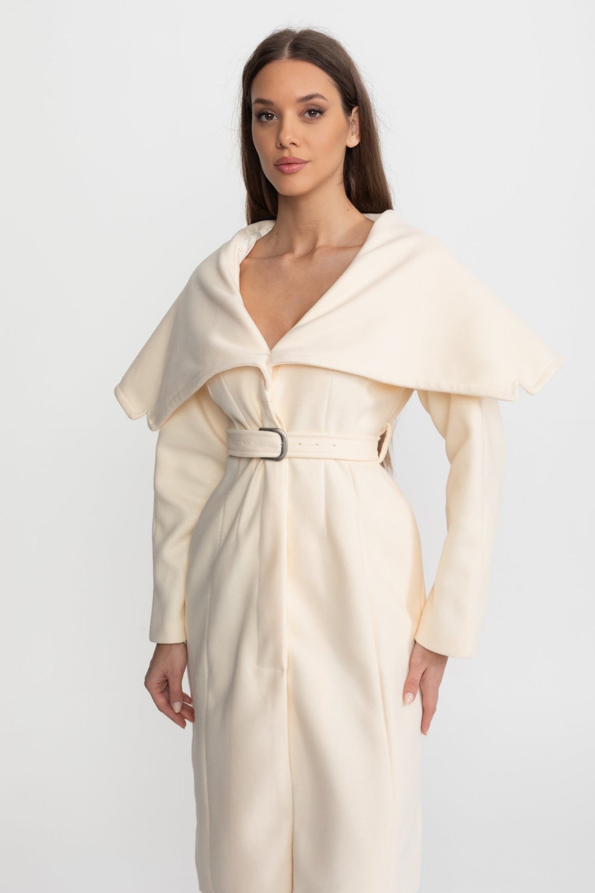 Abrigo Largo con Cuello Capa – Marfil