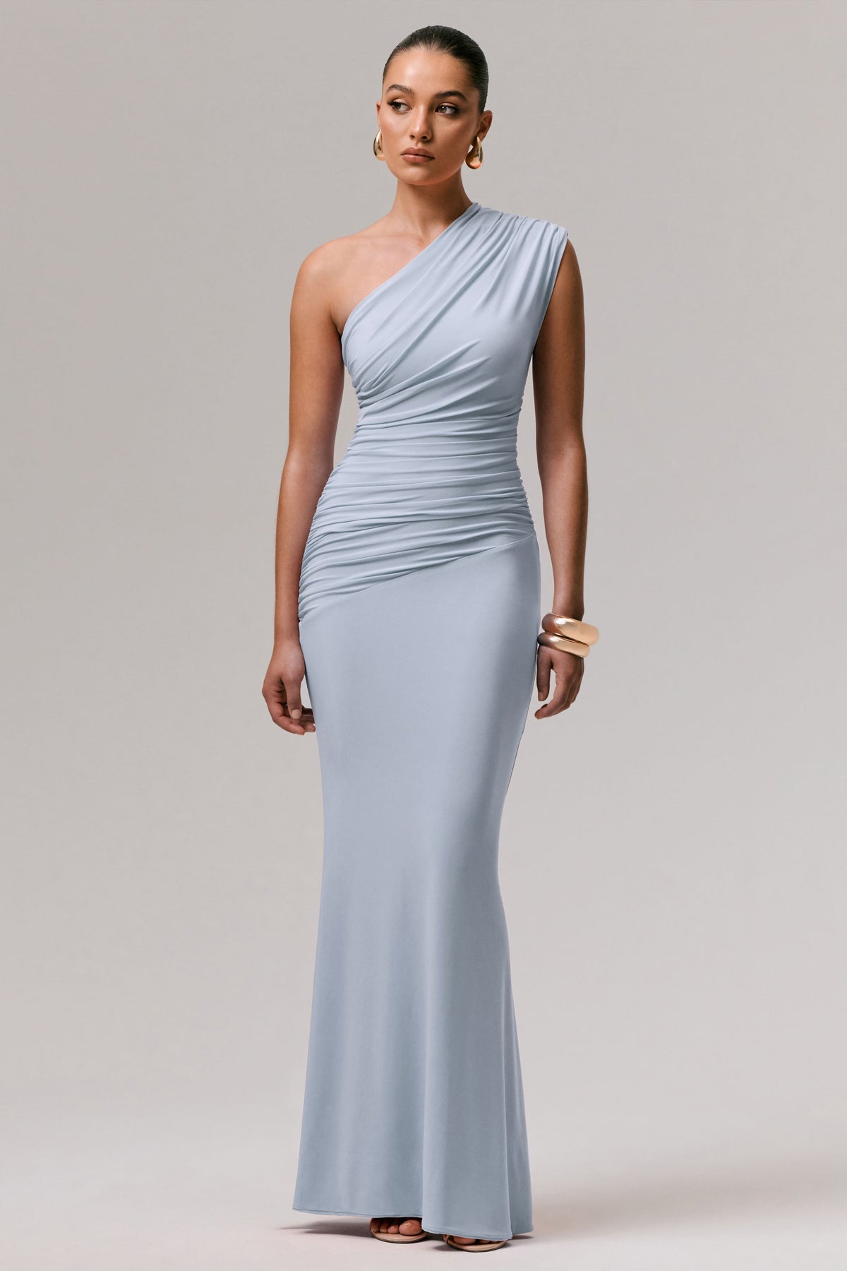 Mardi | Vestido Largo Azul Empolvado con Escote Asimétrico y Fruncidos