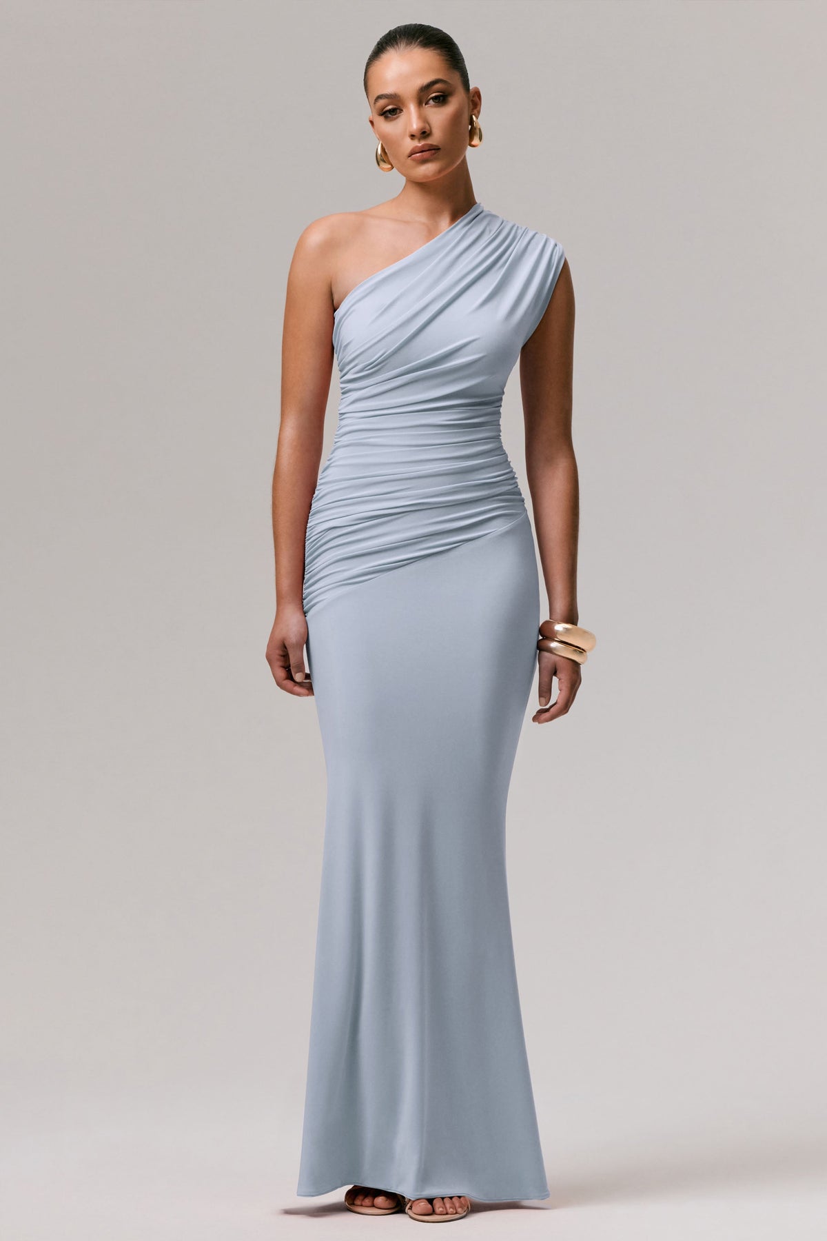 Mardi | Vestido Largo Azul Empolvado con Escote Asimétrico y Fruncidos