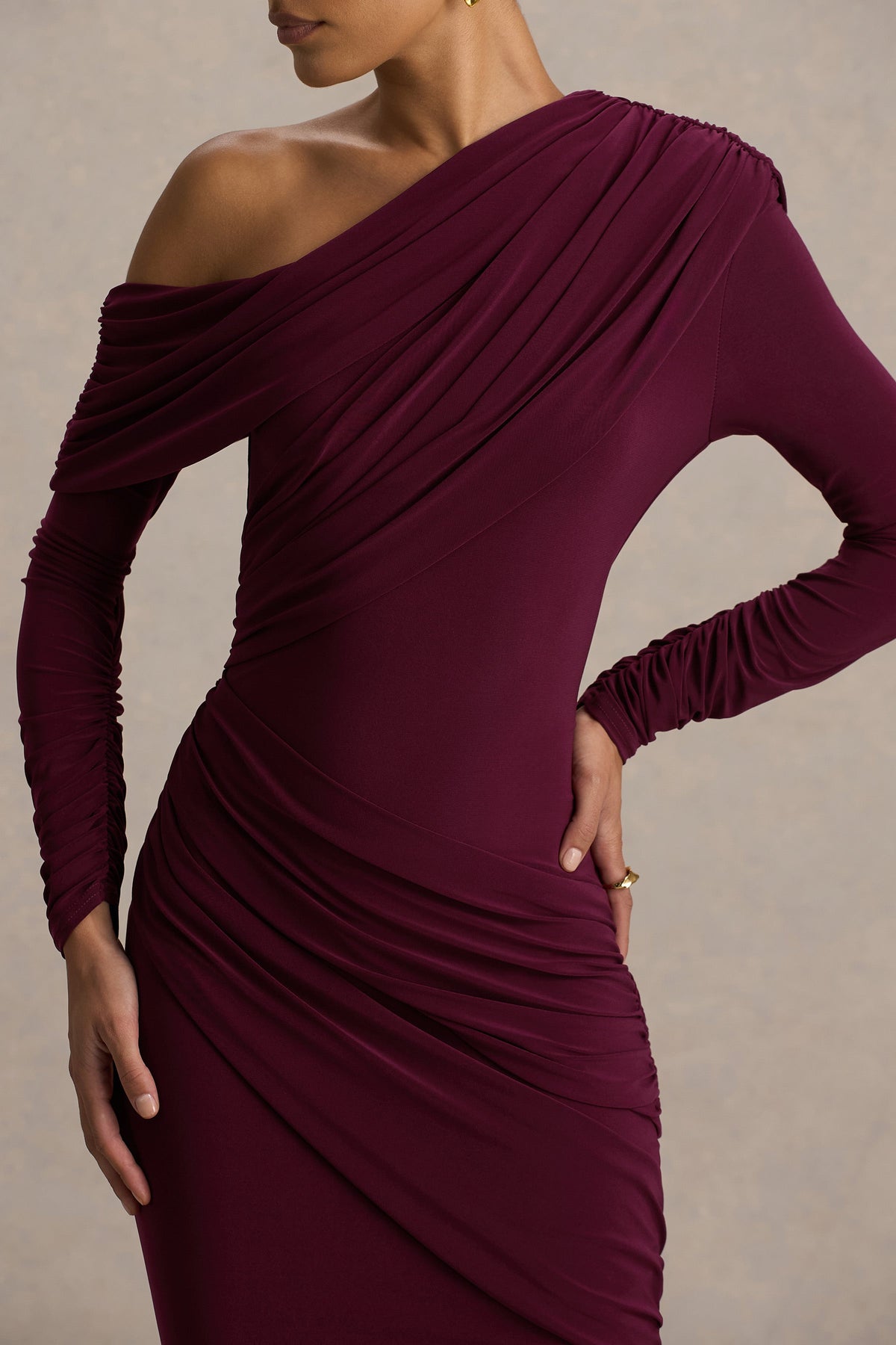 Perrie | Vestido Largo Burdeos Con Escote Asimétrico Y Detalles Fruncidos