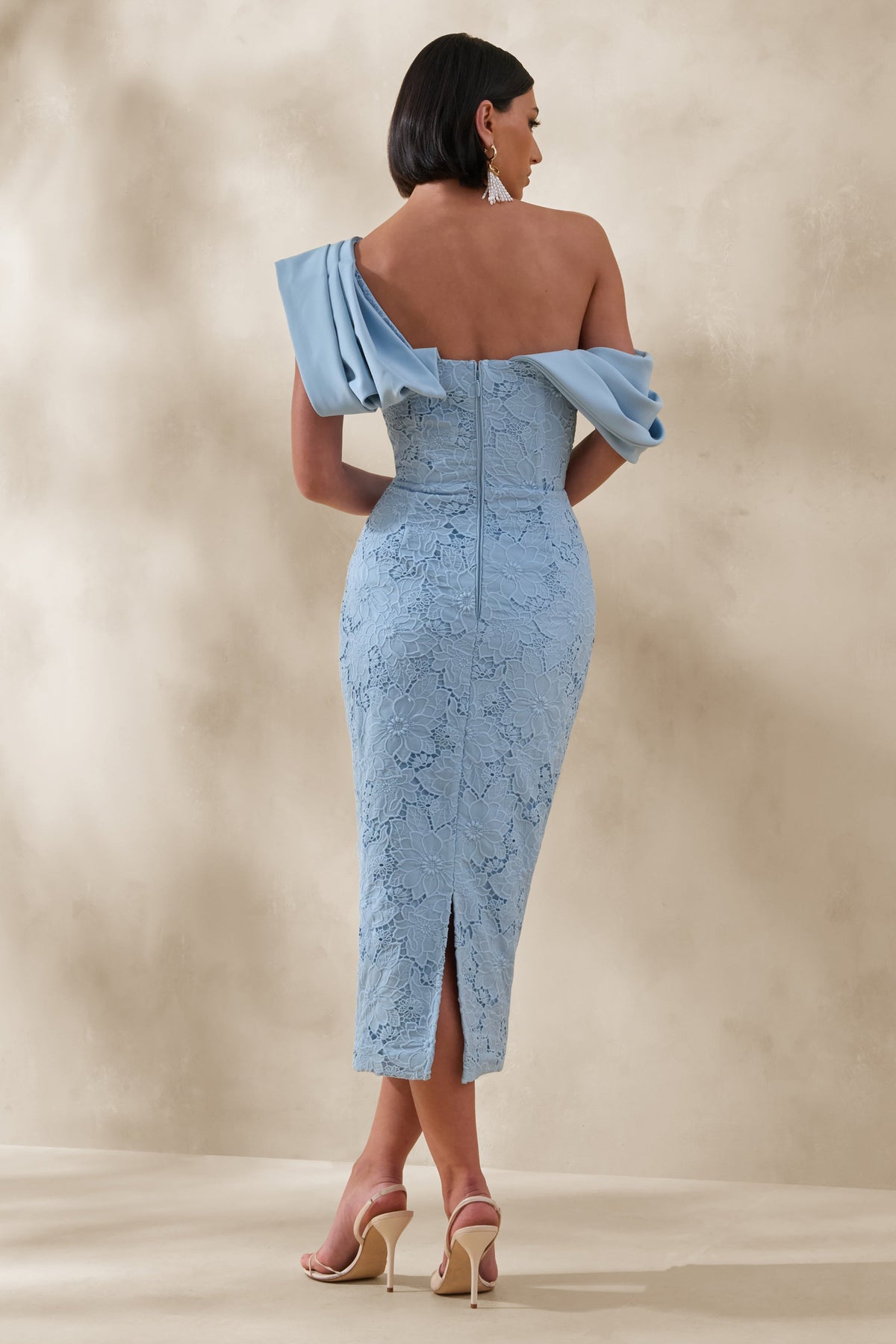 Loria | Vestido Midi Azul Empolvado De Crepé Y Encaje Con Escote Asimétrico