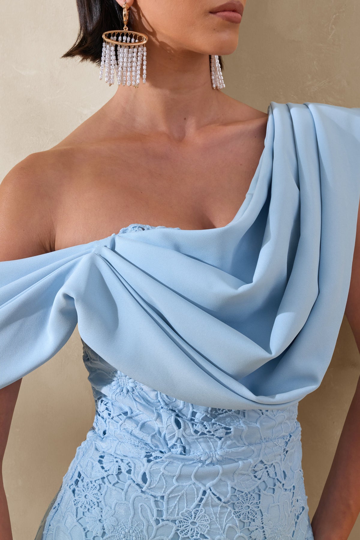 Loria | Vestido Midi Azul Empolvado De Crepé Y Encaje Con Escote Asimétrico