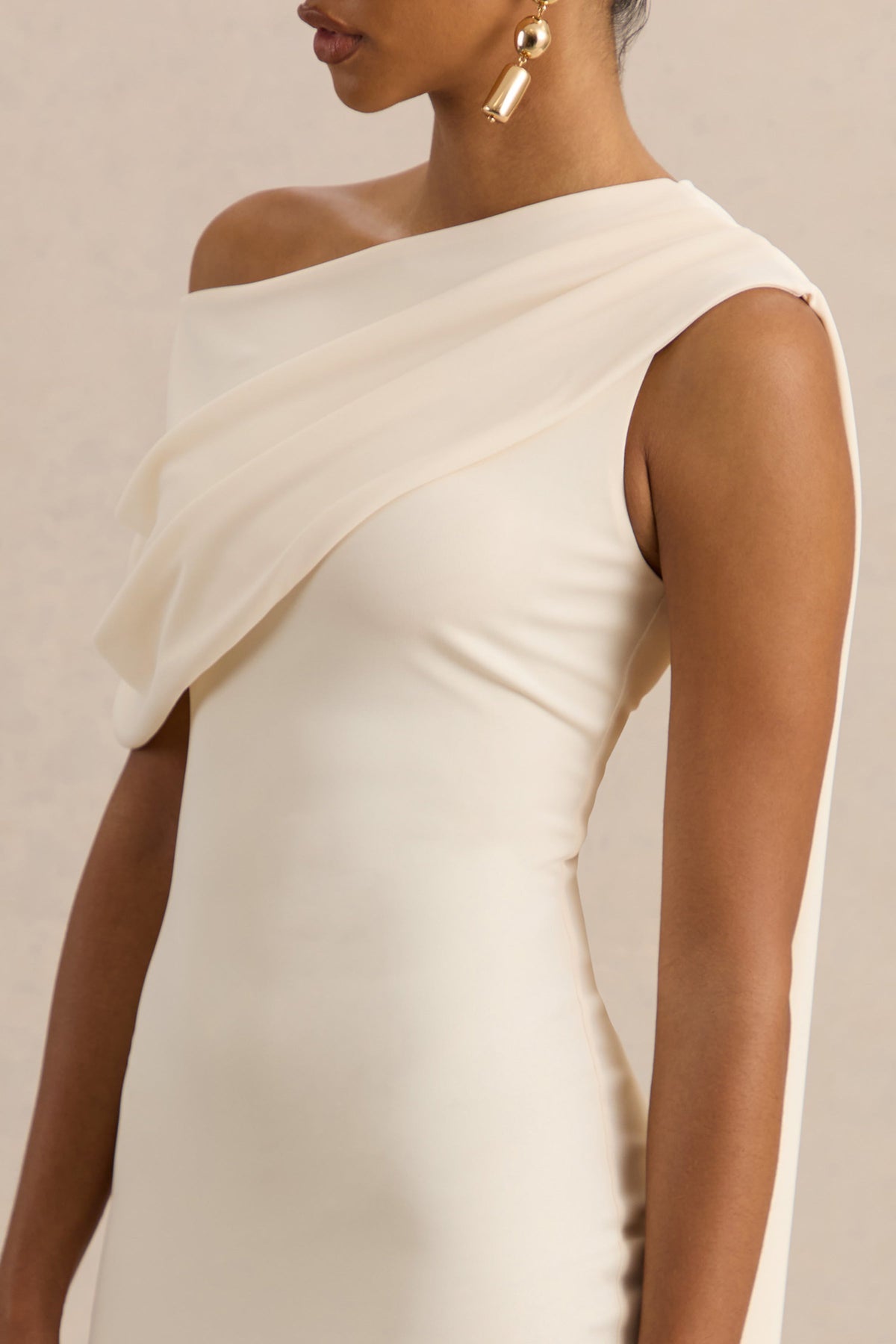 Madelisse | Vestido Midi Crema de Escote Asimétrico con Fajín