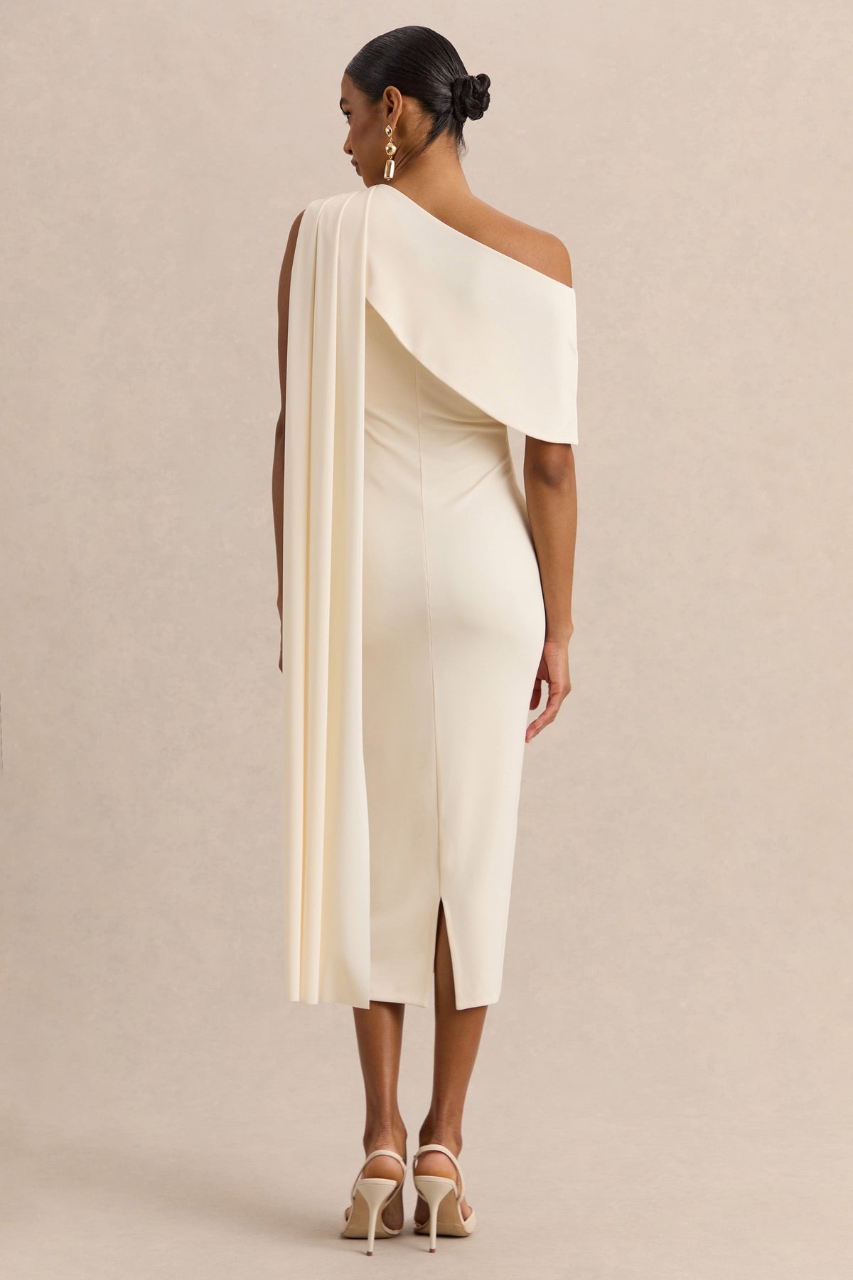 Madelisse | Vestido Midi Crema de Escote Asimétrico con Fajín