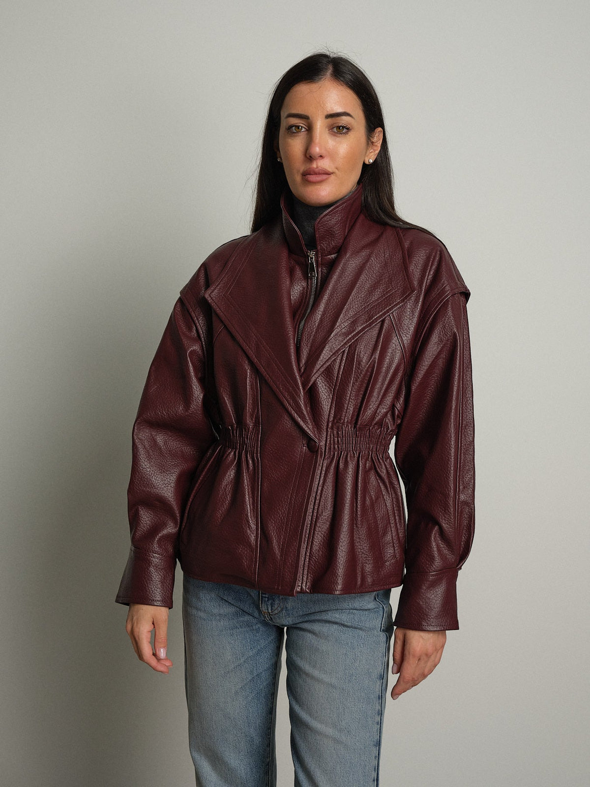 Bomber entallada de ecopiel – Burdeos