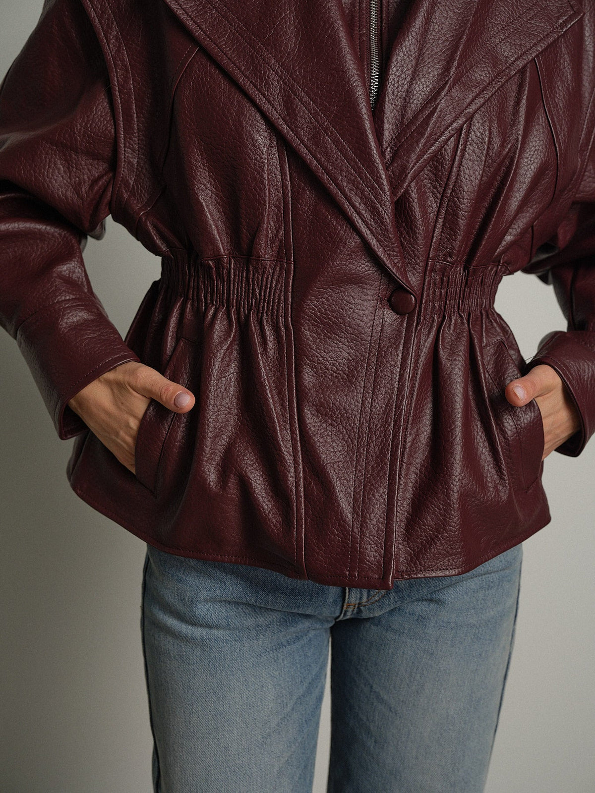 Bomber entallada de ecopiel – Burdeos