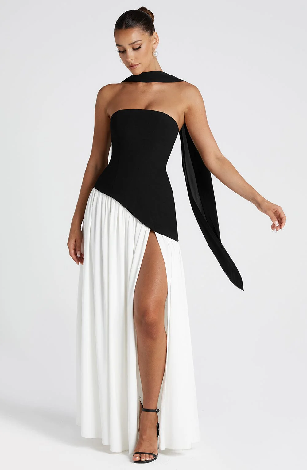 Vega • Vestido maxi sin tirantes con bufanda a juego
