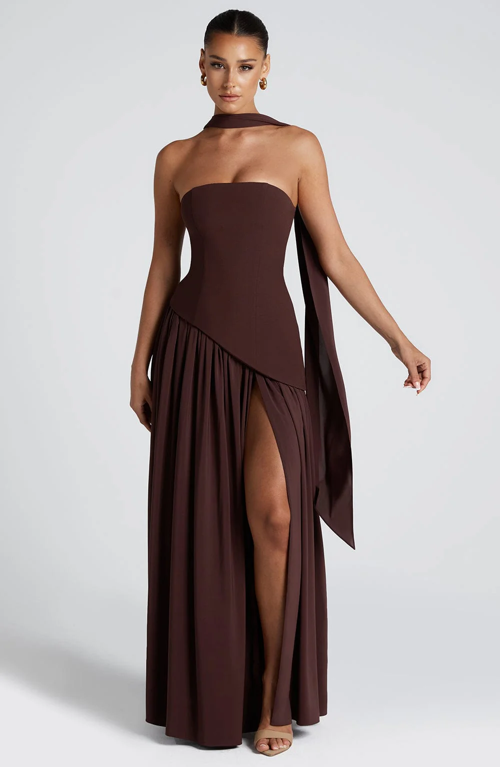 Vega • Vestido maxi sin tirantes con bufanda a juego