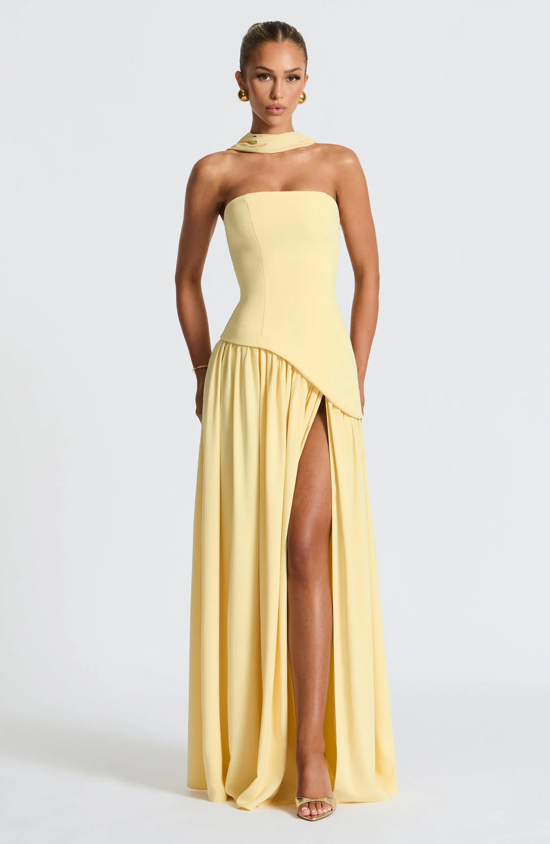 Vega • Vestido maxi sin tirantes con bufanda a juego