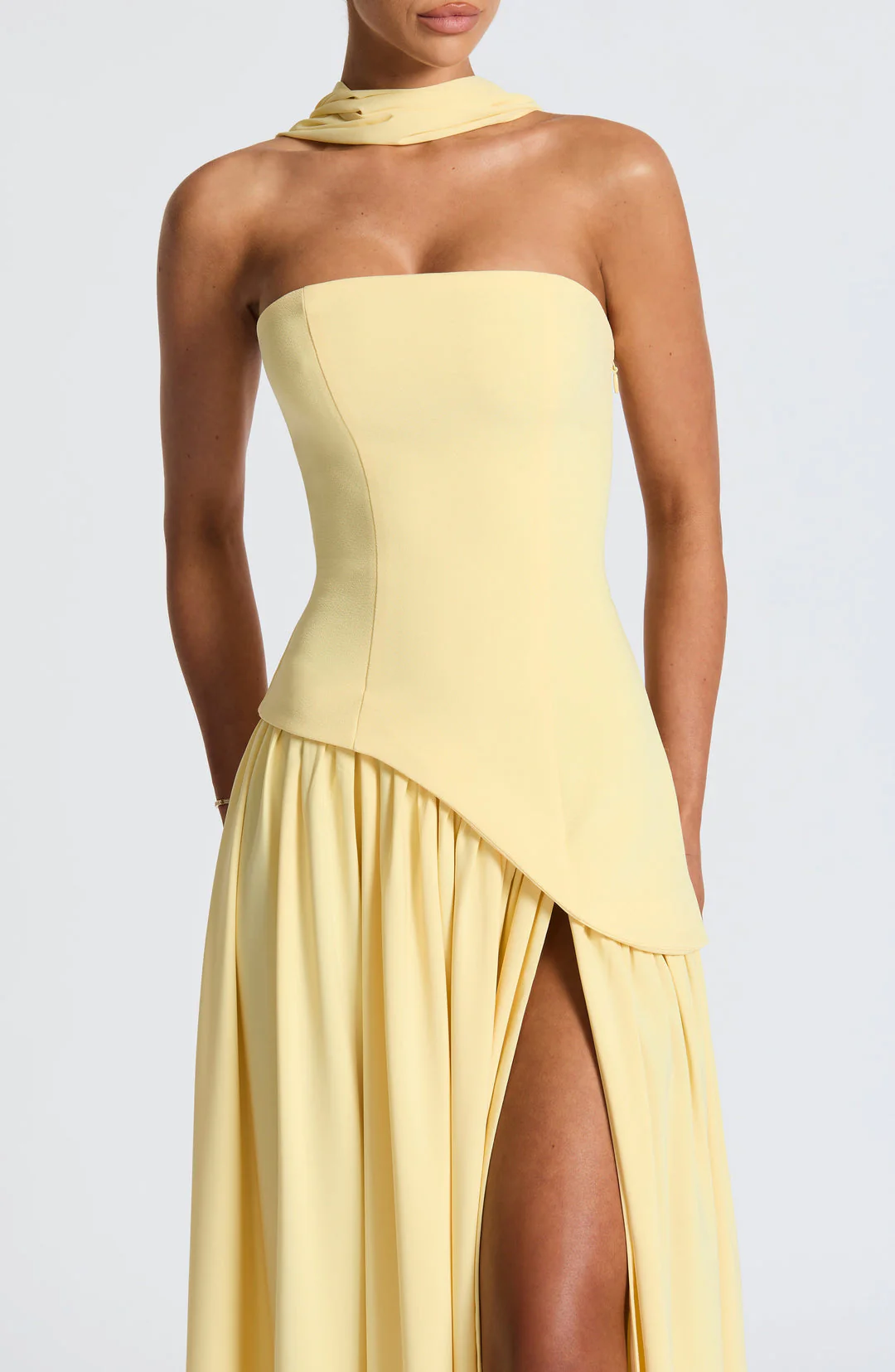 Vega • Vestido maxi sin tirantes con bufanda a juego