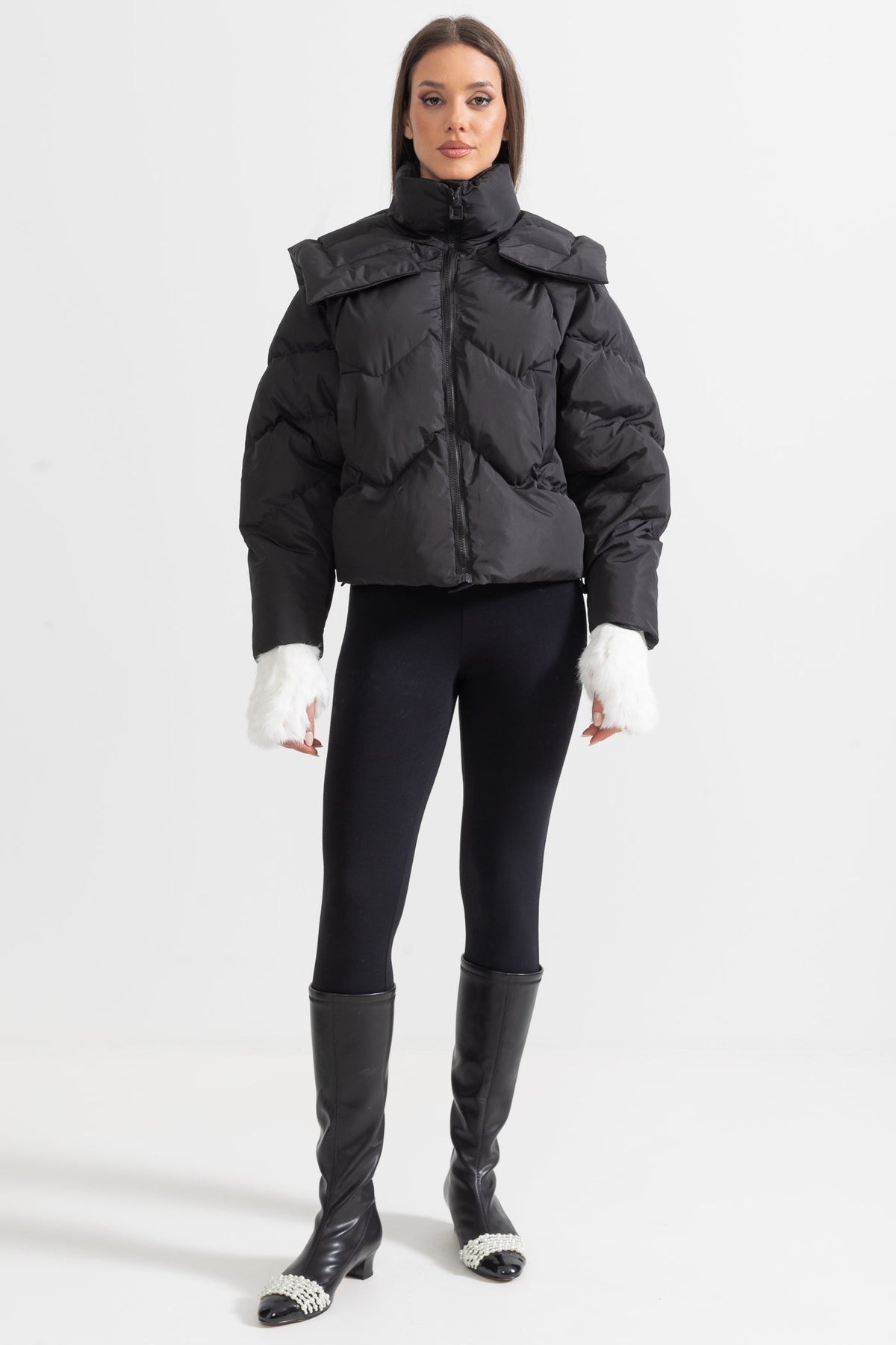 Plumífero Contemporáneo con Hombreras Anchas – Negro