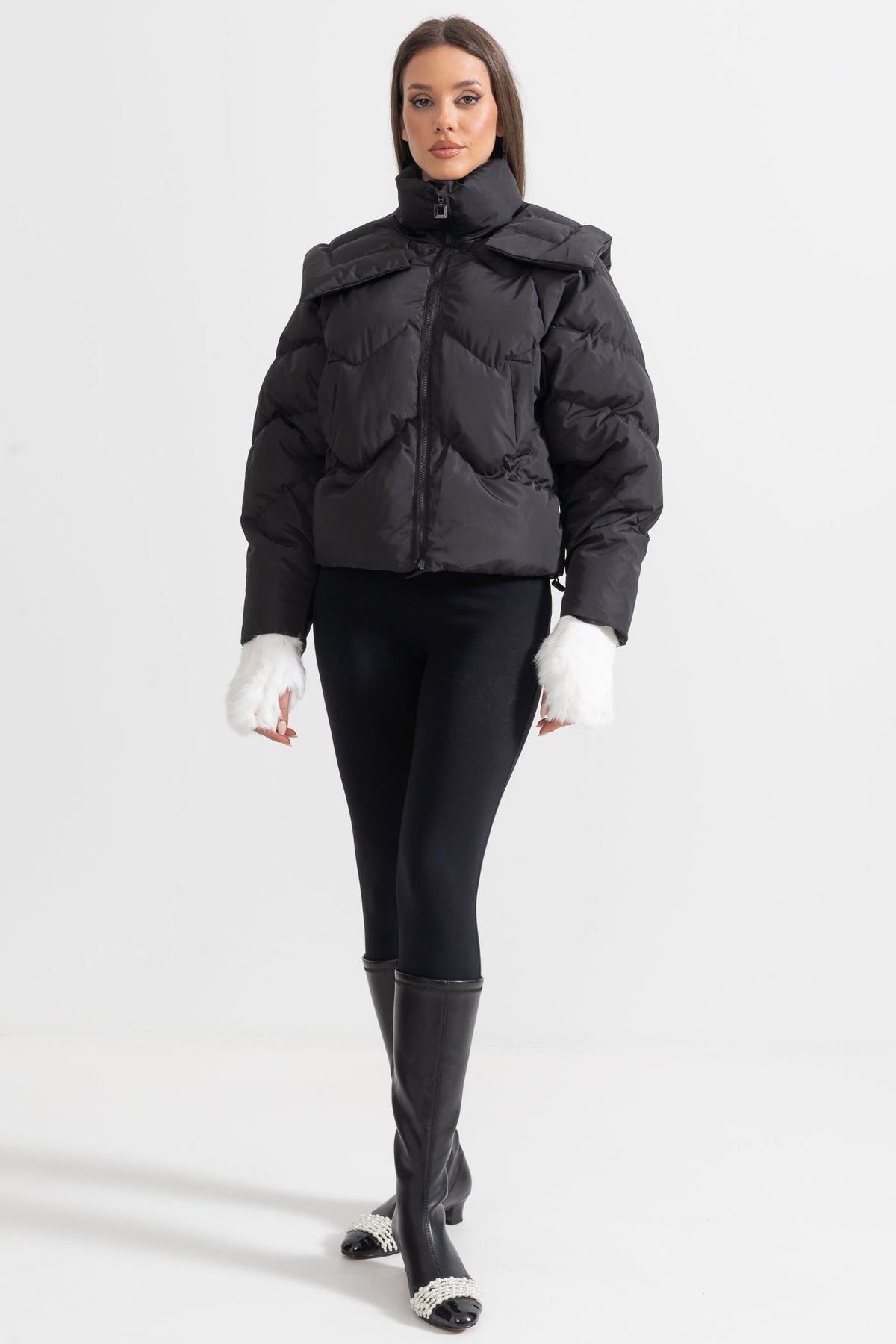 Plumífero Contemporáneo con Hombreras Anchas – Negro