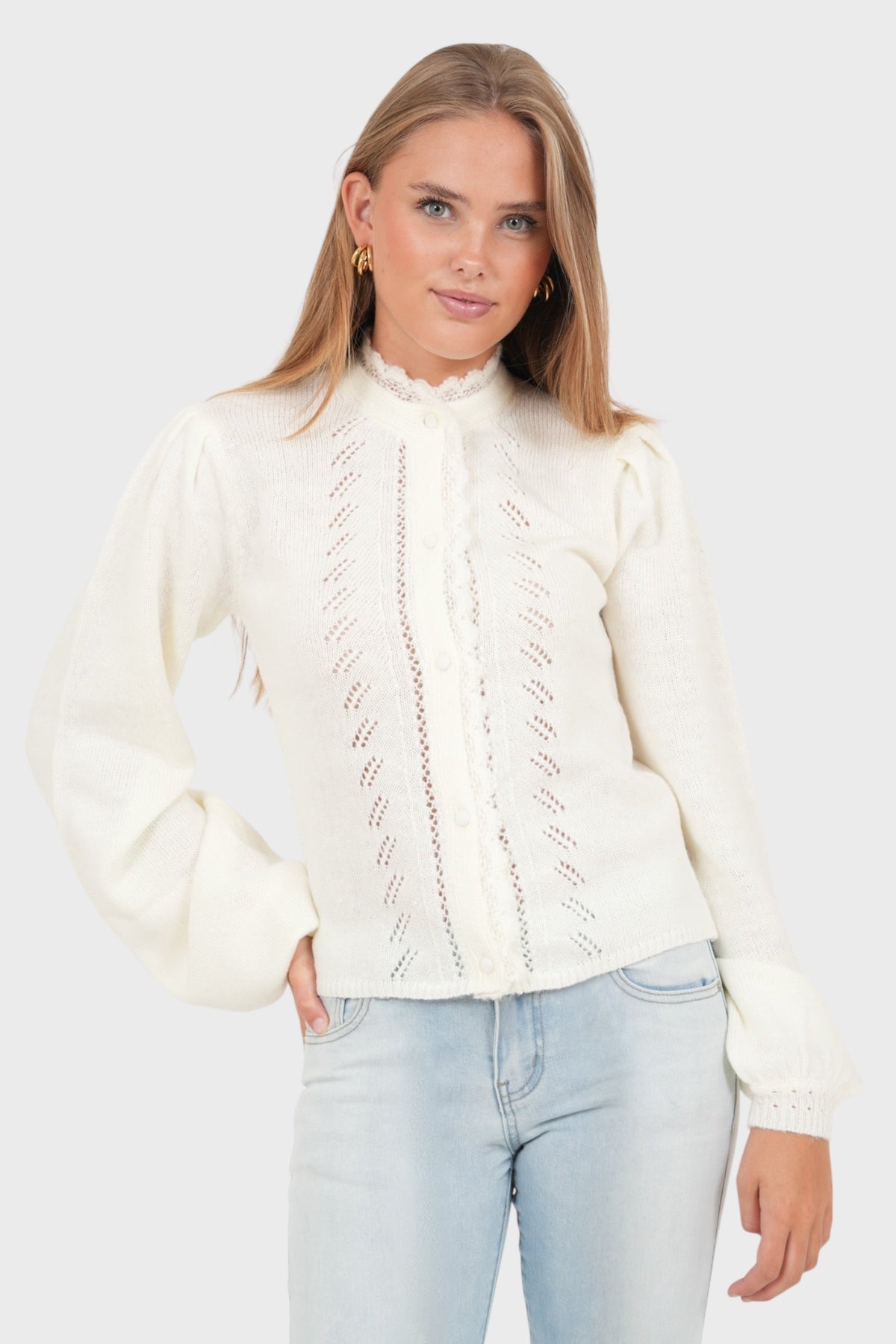 Cárdigan blanco “Judith” – elegancia y estilo atemporal