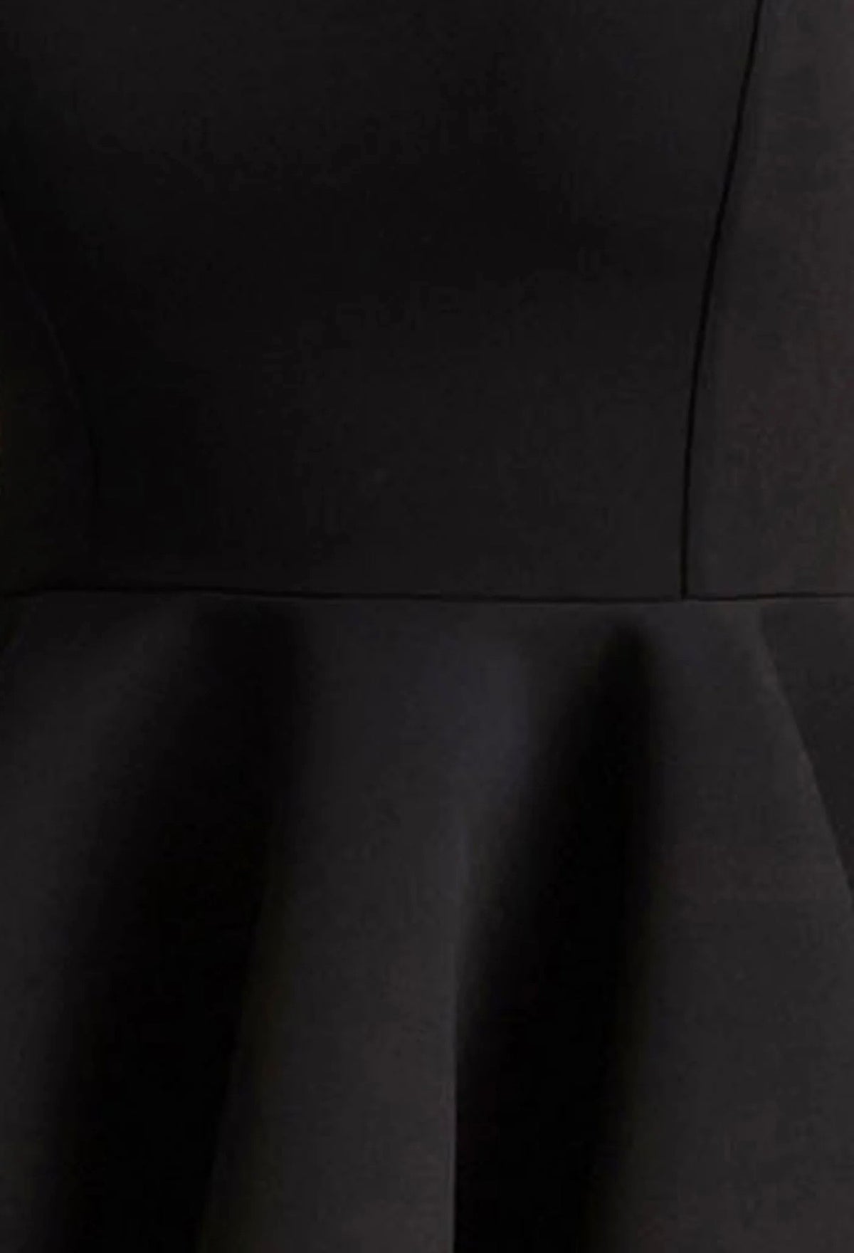 Malia | Vestido Corto Negro con Escote Corazón y Falda Skater