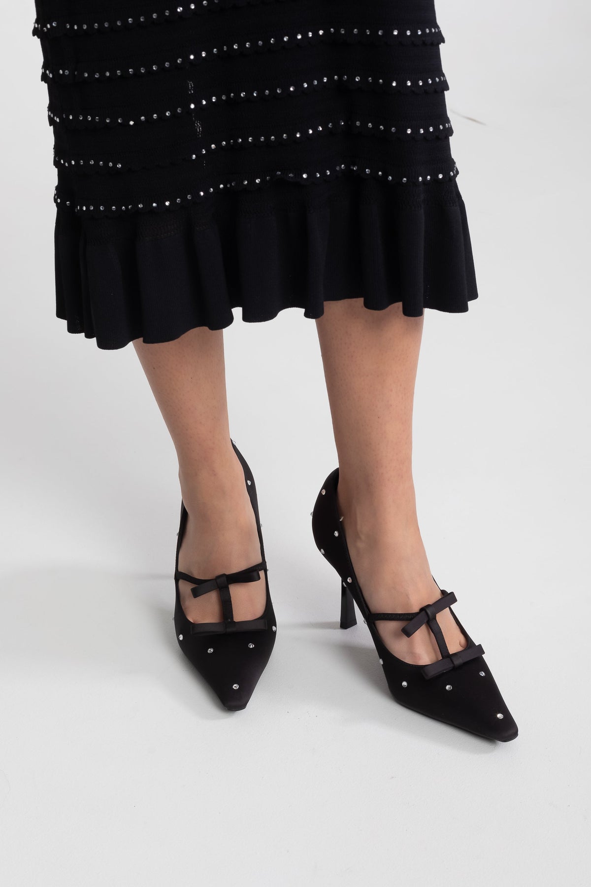 Zapatos de Salón de Punta con Lazo y Tachuelas de Cristal – Negro