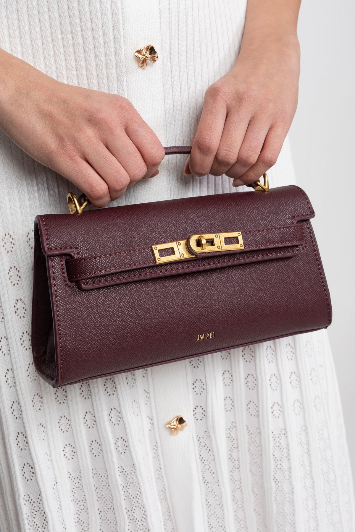 Mini Bolso Estructurado con Herrajes Dorados – Burdeos