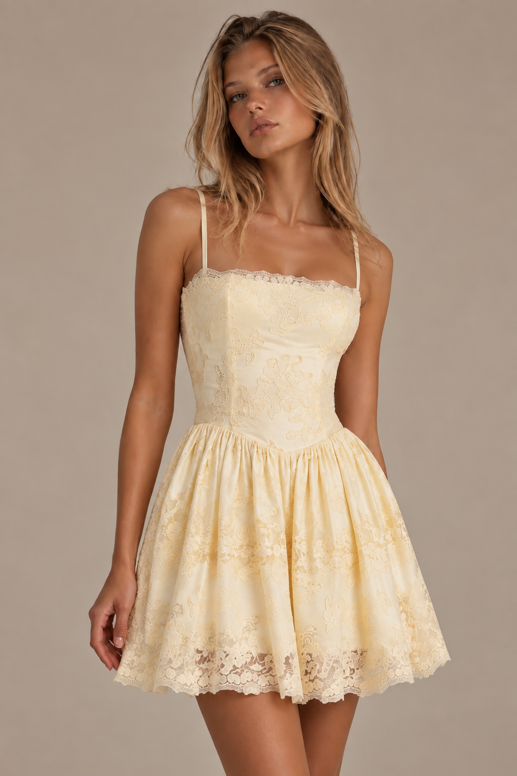 Tracie • Vestido mini con delicado encaje inglés bordado