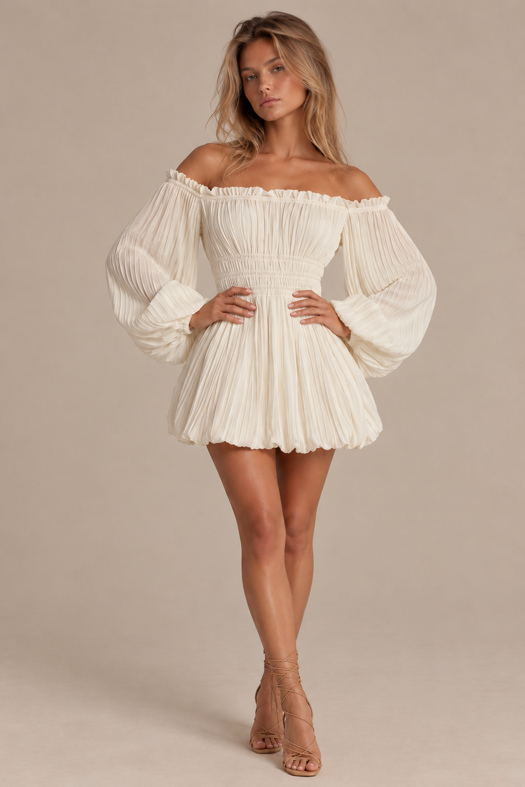 Clara • Vestido mini con hombros descubiertos y elegantes pliegues