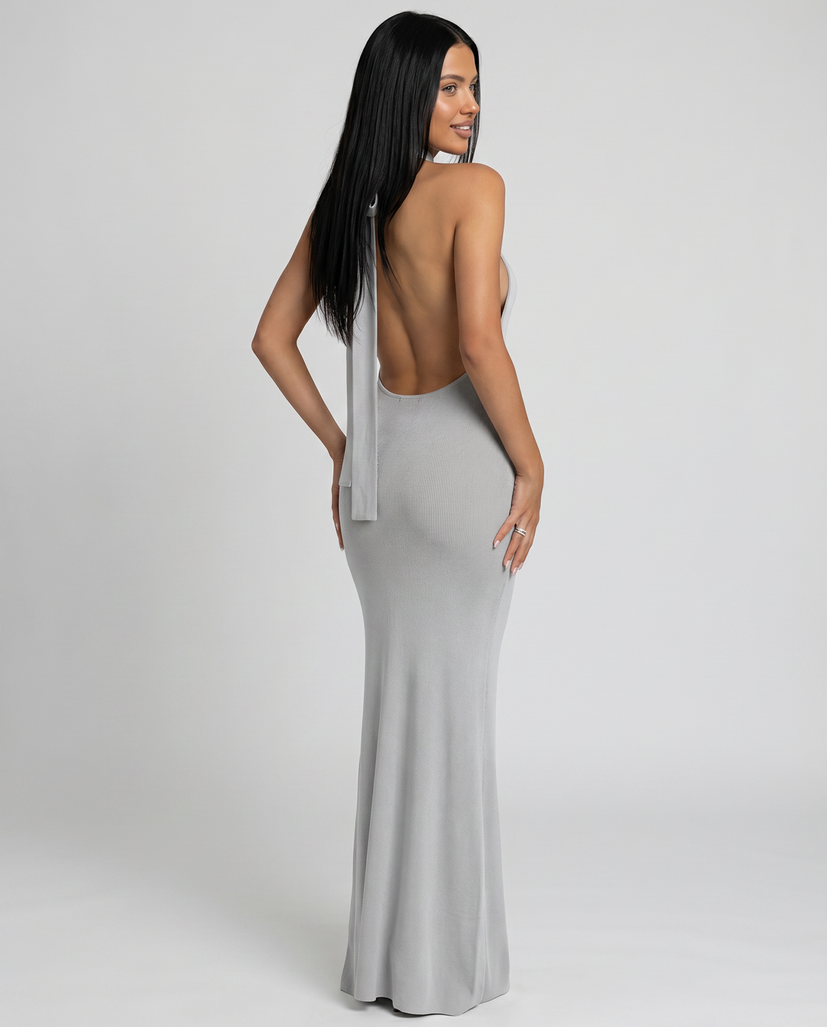 Brinley • Elegante vestido maxi halter con espalda descubierta