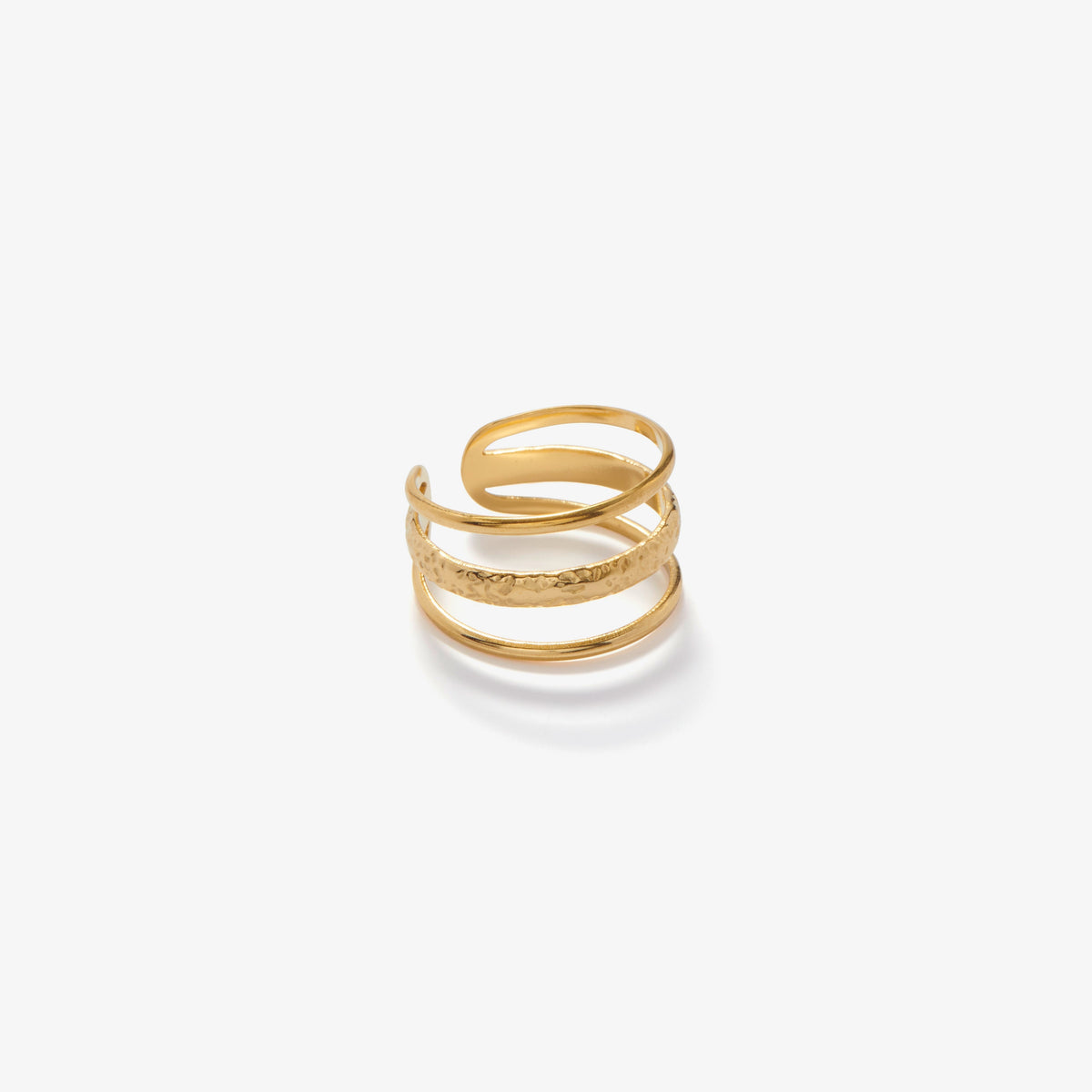 Anillo elegante de tres láminas con diseño triple
