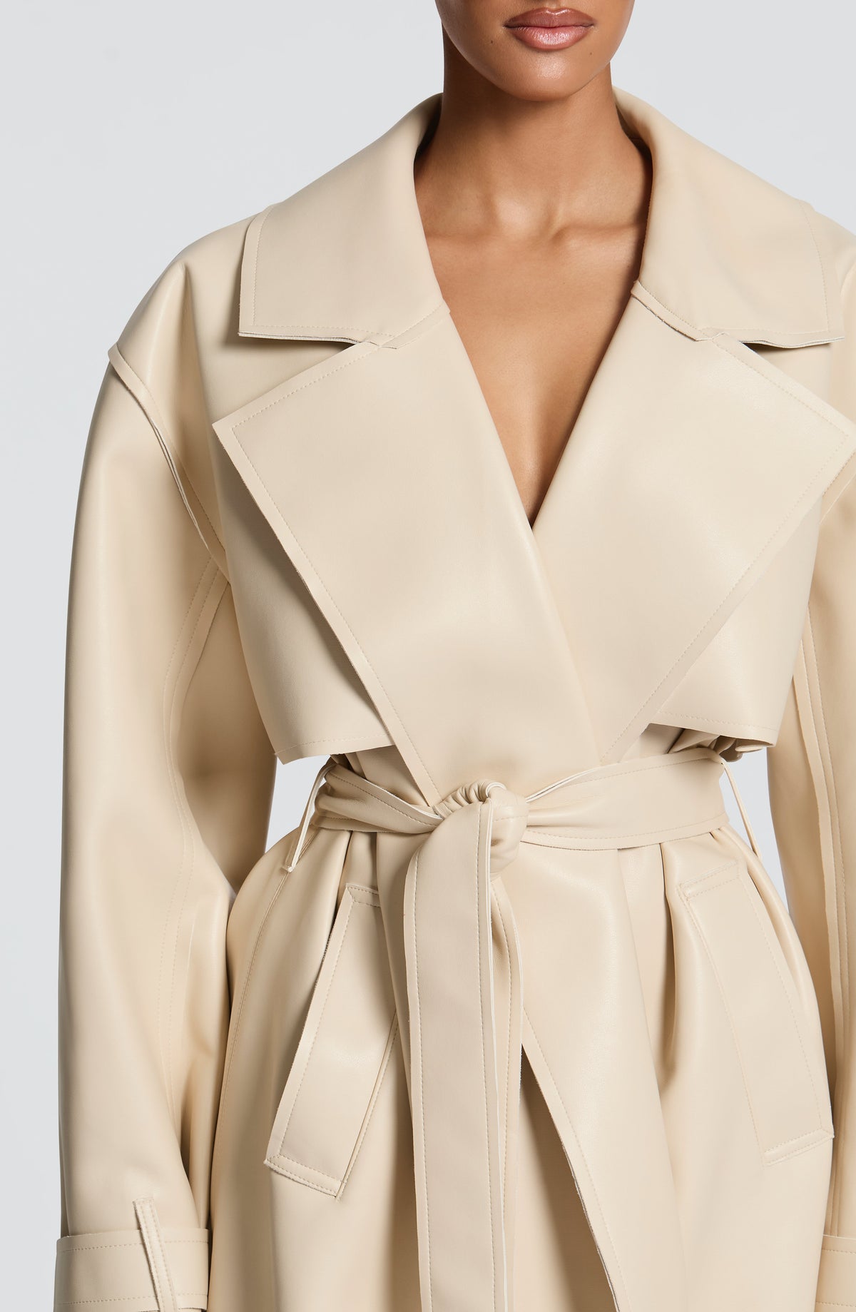 Bridget | Gabardina oversize de efecto piel – Crema