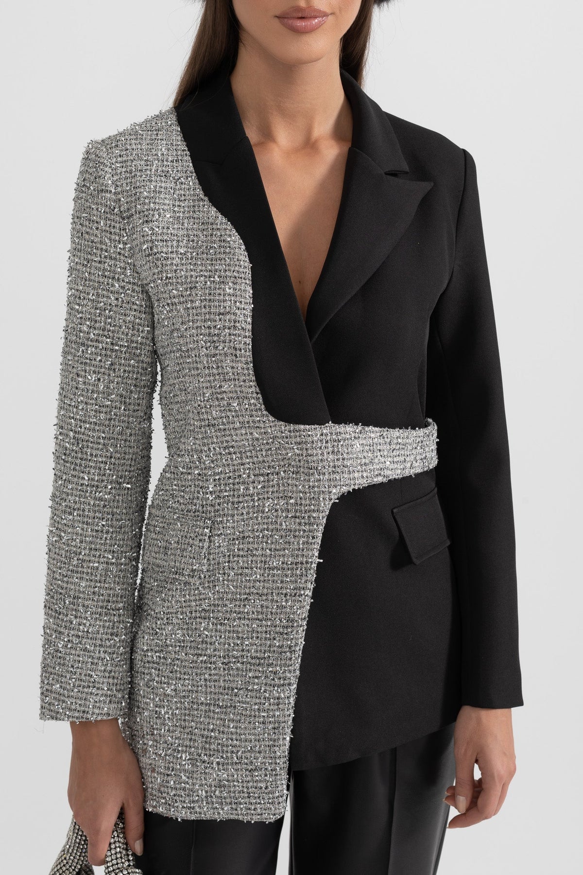 Blazer Bicolor con Bajo Asimétrico – Negro y Plata