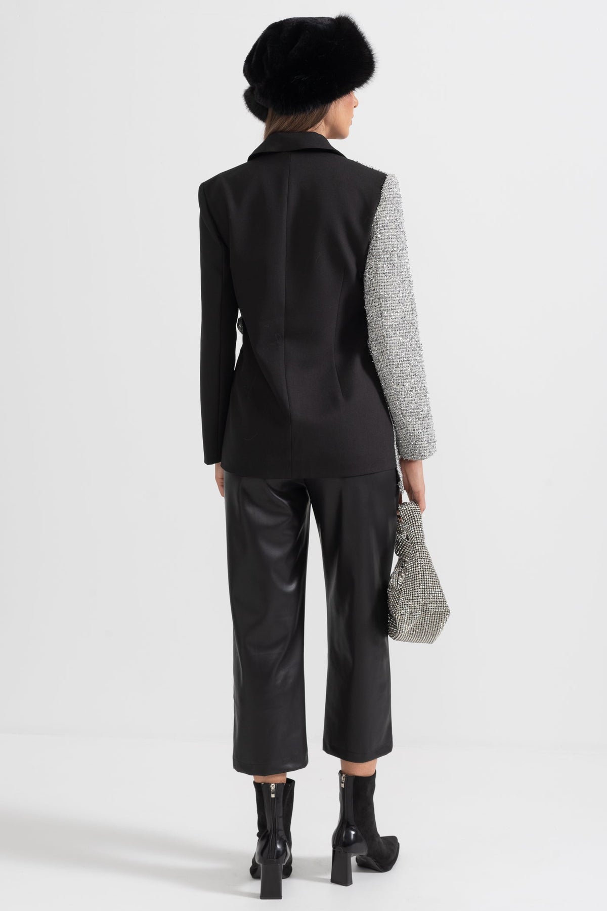 Blazer Bicolor con Bajo Asimétrico – Negro y Plata