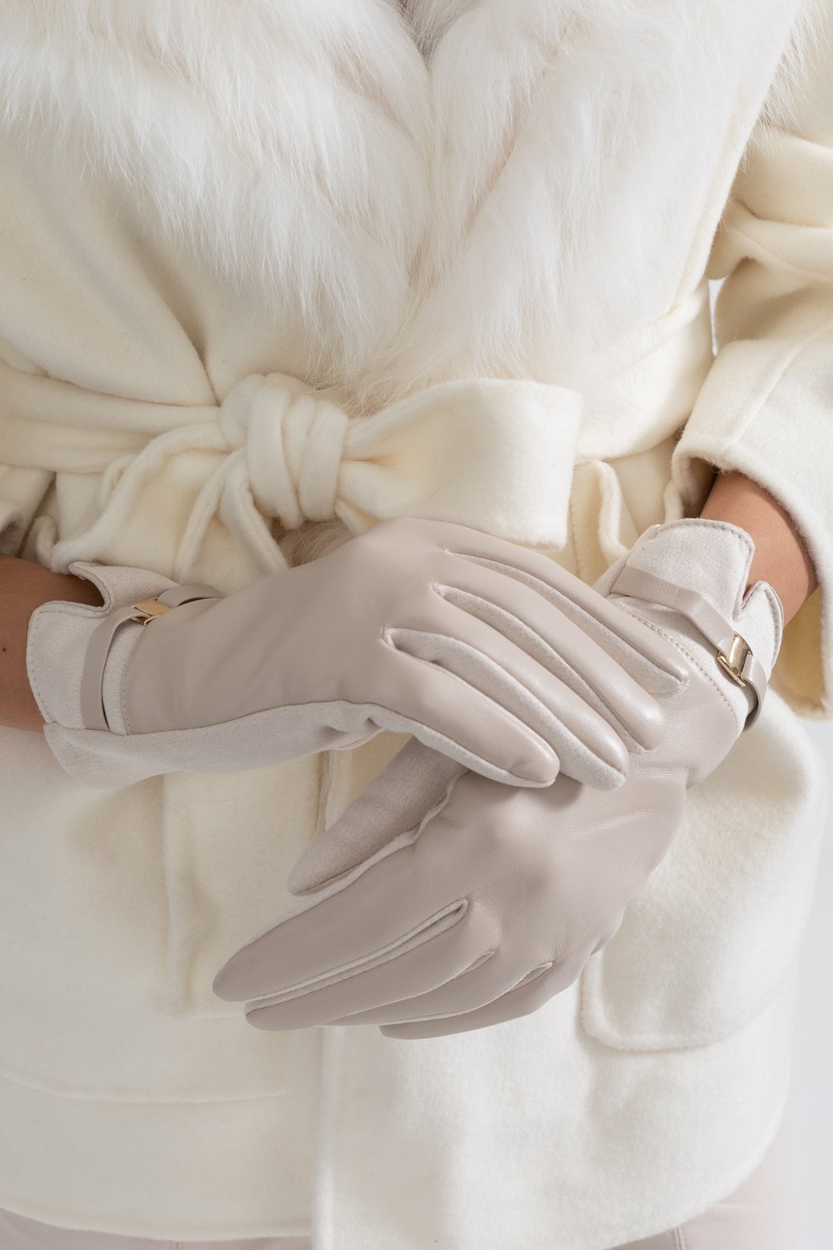 Guantes de Piel Vegana y Ante con Hebilla Dorada – Beige