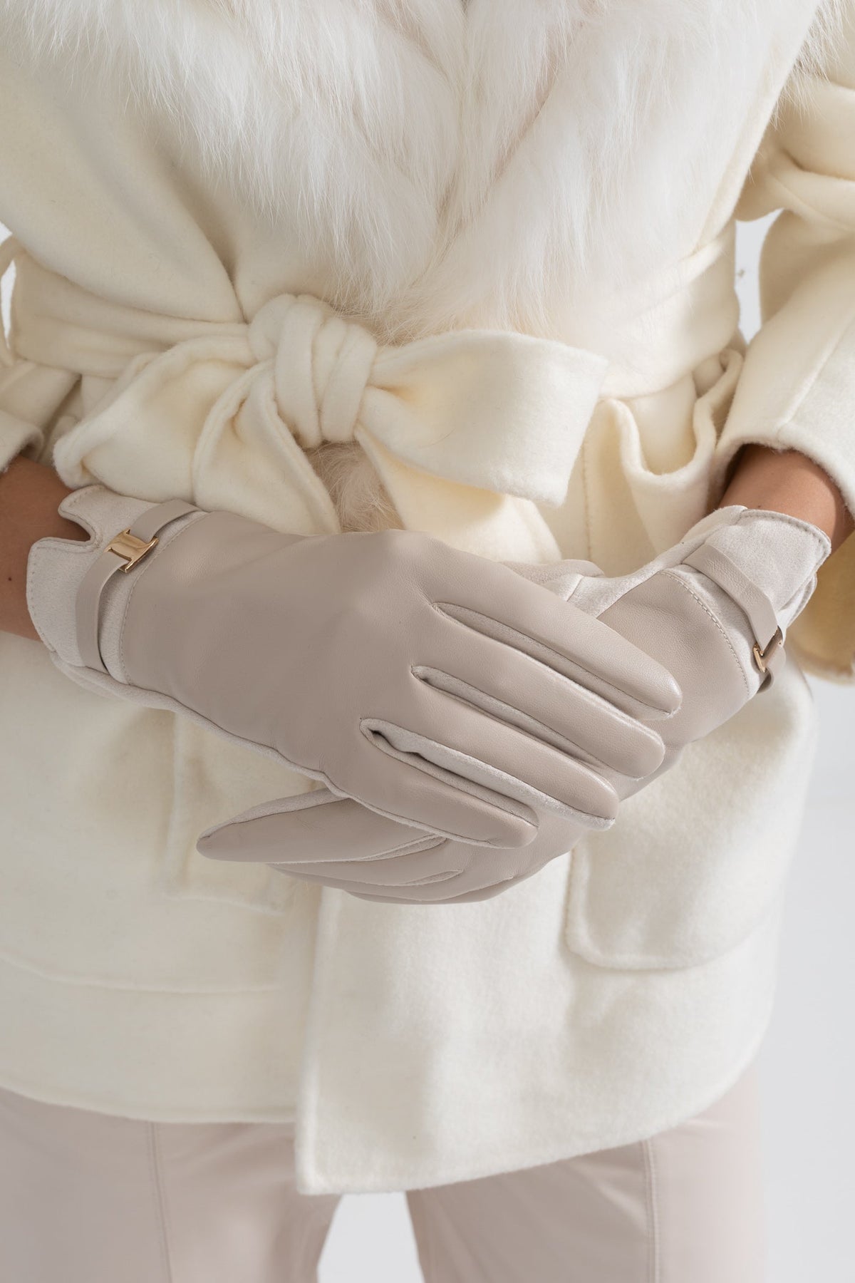 Guantes de Piel Vegana y Ante con Hebilla Dorada – Beige