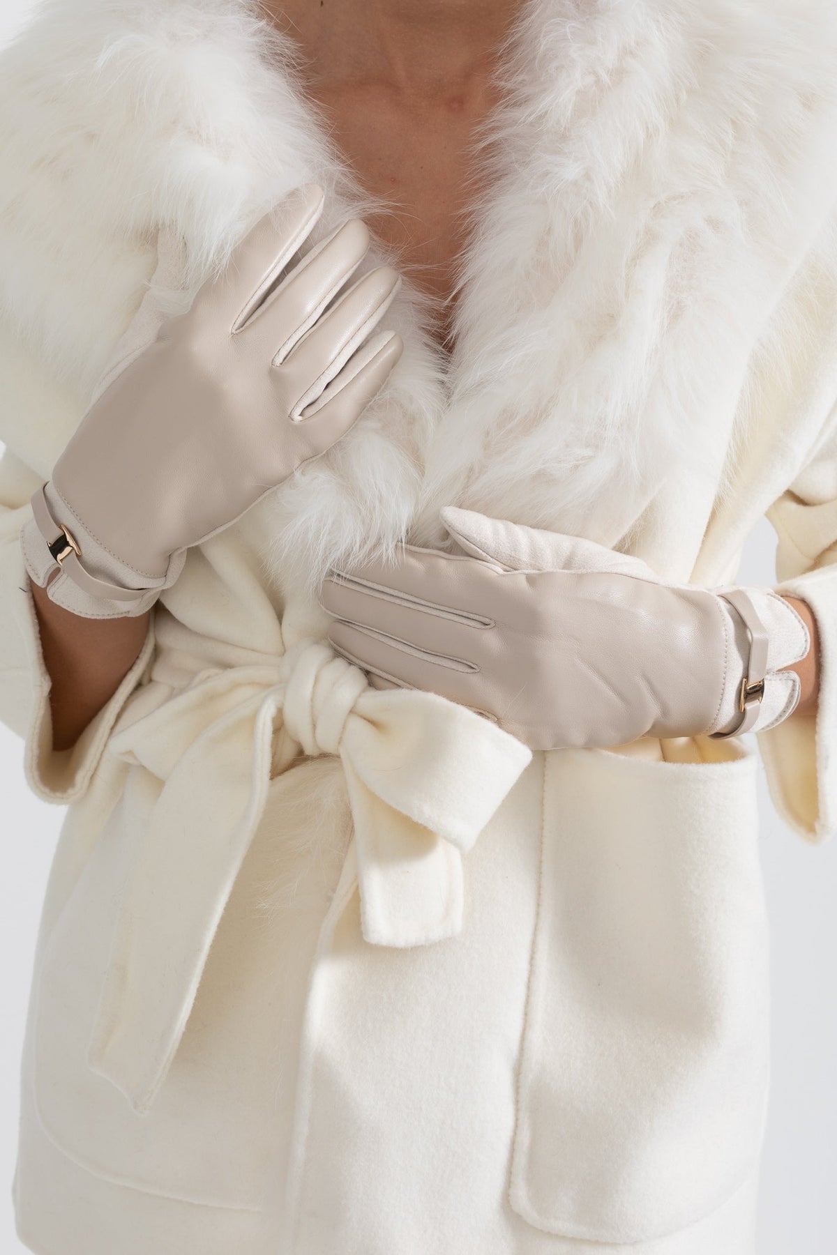 Guantes de Piel Vegana y Ante con Hebilla Dorada – Beige