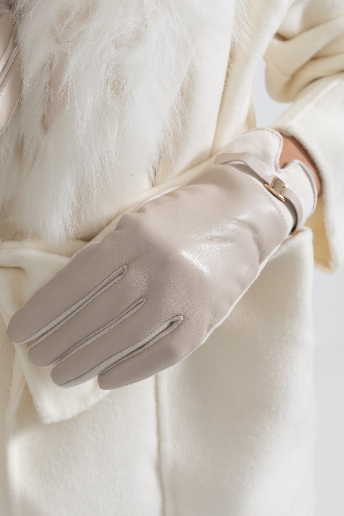 Guantes de Piel Vegana y Ante con Hebilla Dorada – Beige