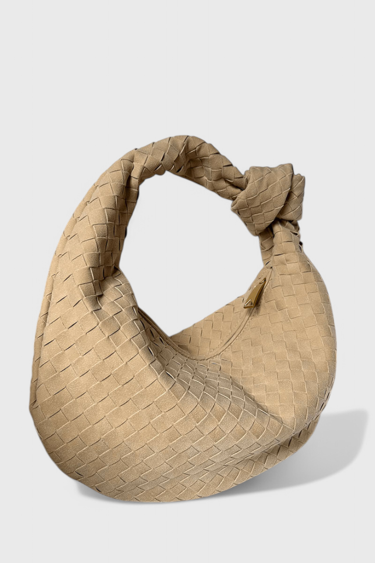 Bolso mediano tejido en lila con elegante detalle de nudo