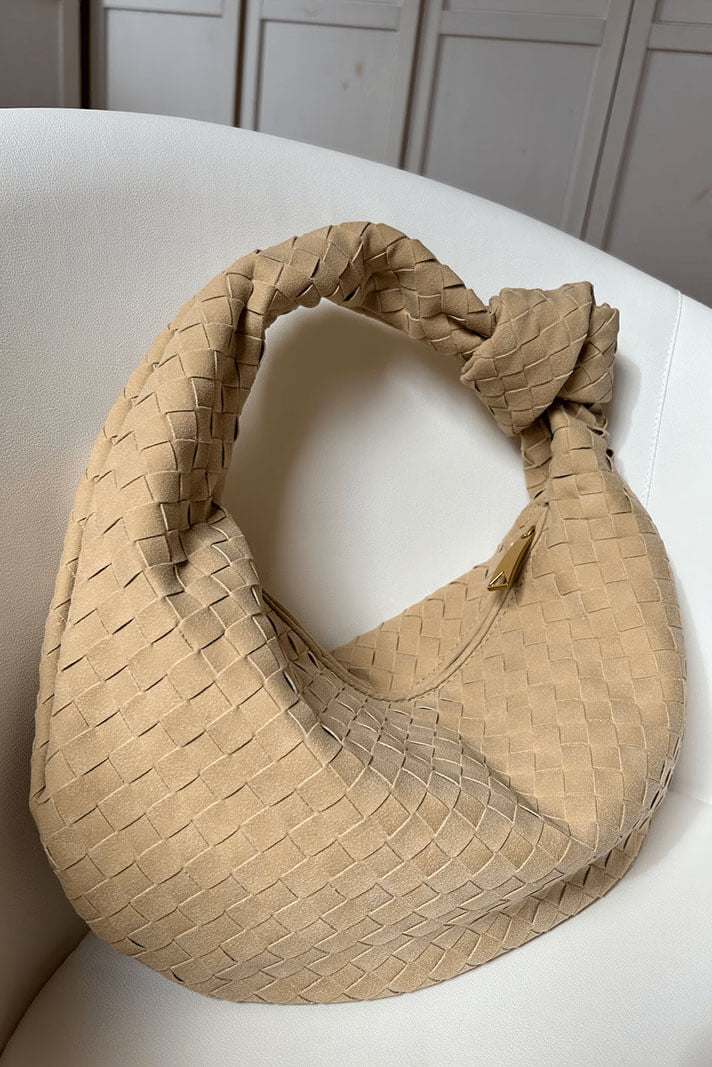 Bolso mediano tejido en lila con elegante detalle de nudo