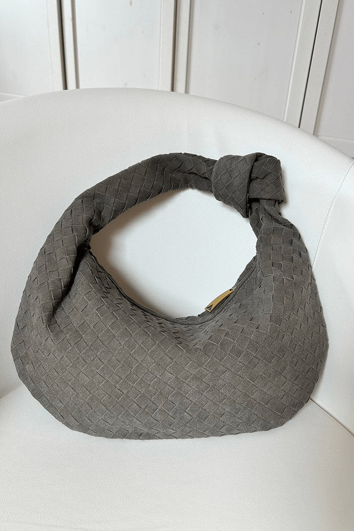 Bolso mediano tejido en lila con elegante detalle de nudo