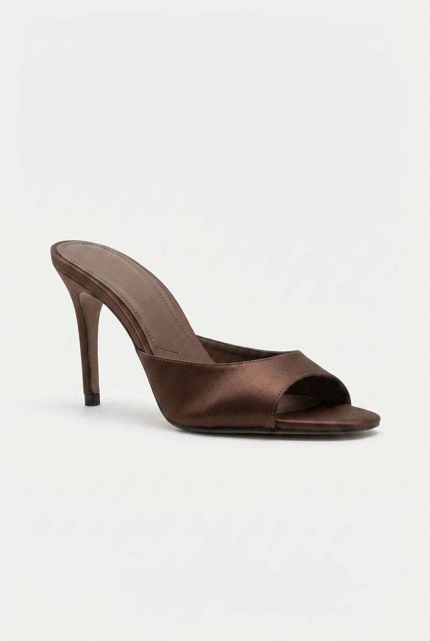 Mules elegantes de tacón de aguja y puntera abierta