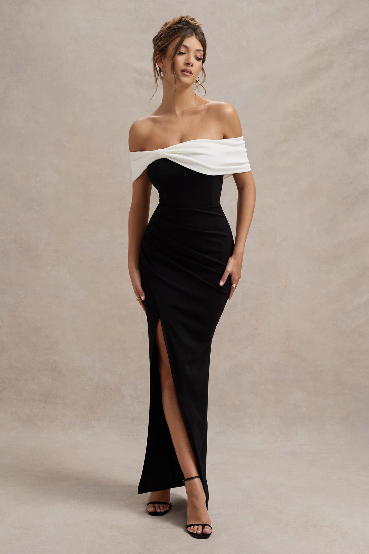 Eva | Vestido Largo Bardot en blanco y negro con detalle de lazo y abertura