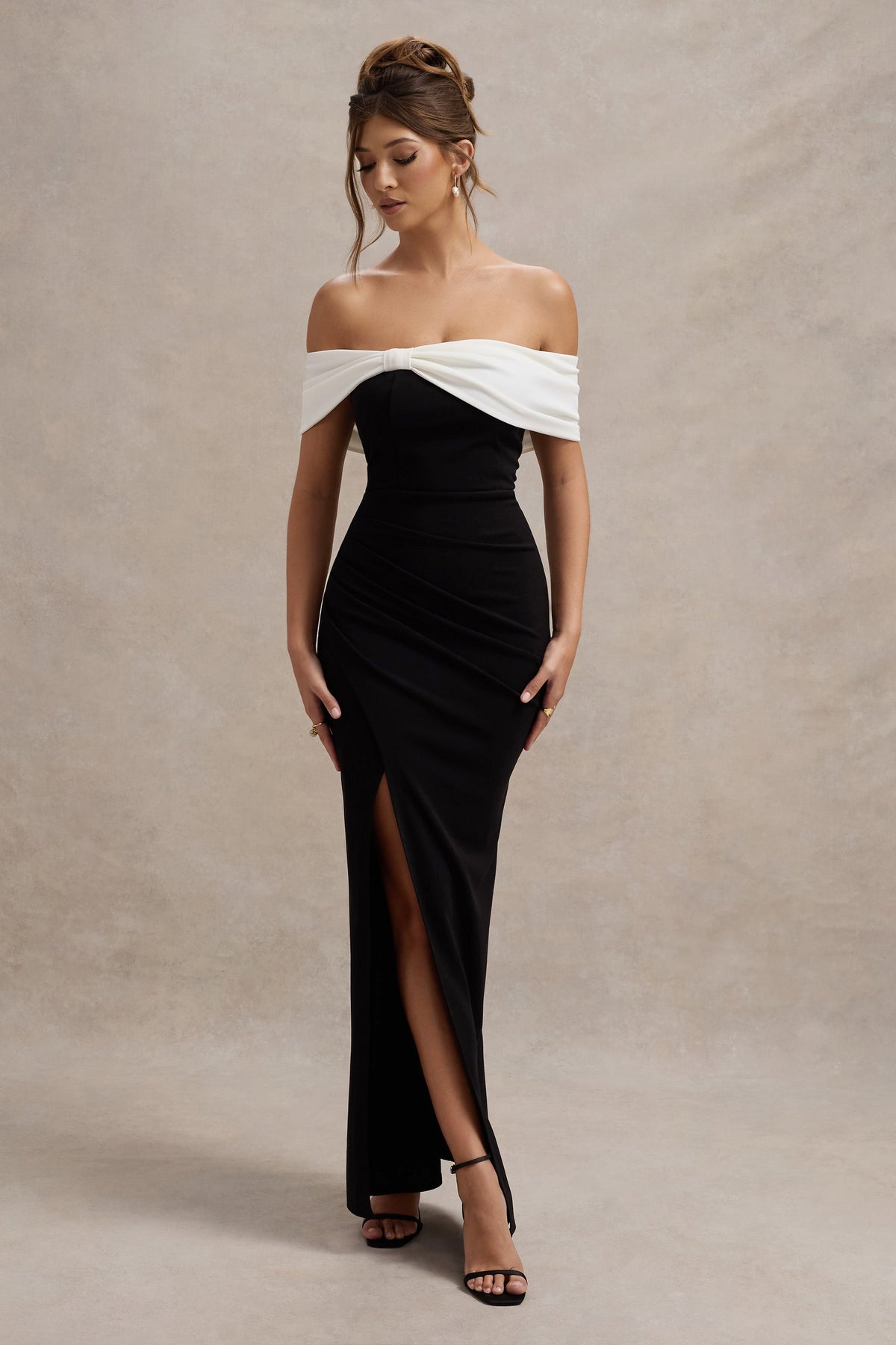 Eva | Vestido Largo Bardot en blanco y negro con detalle de lazo y abertura