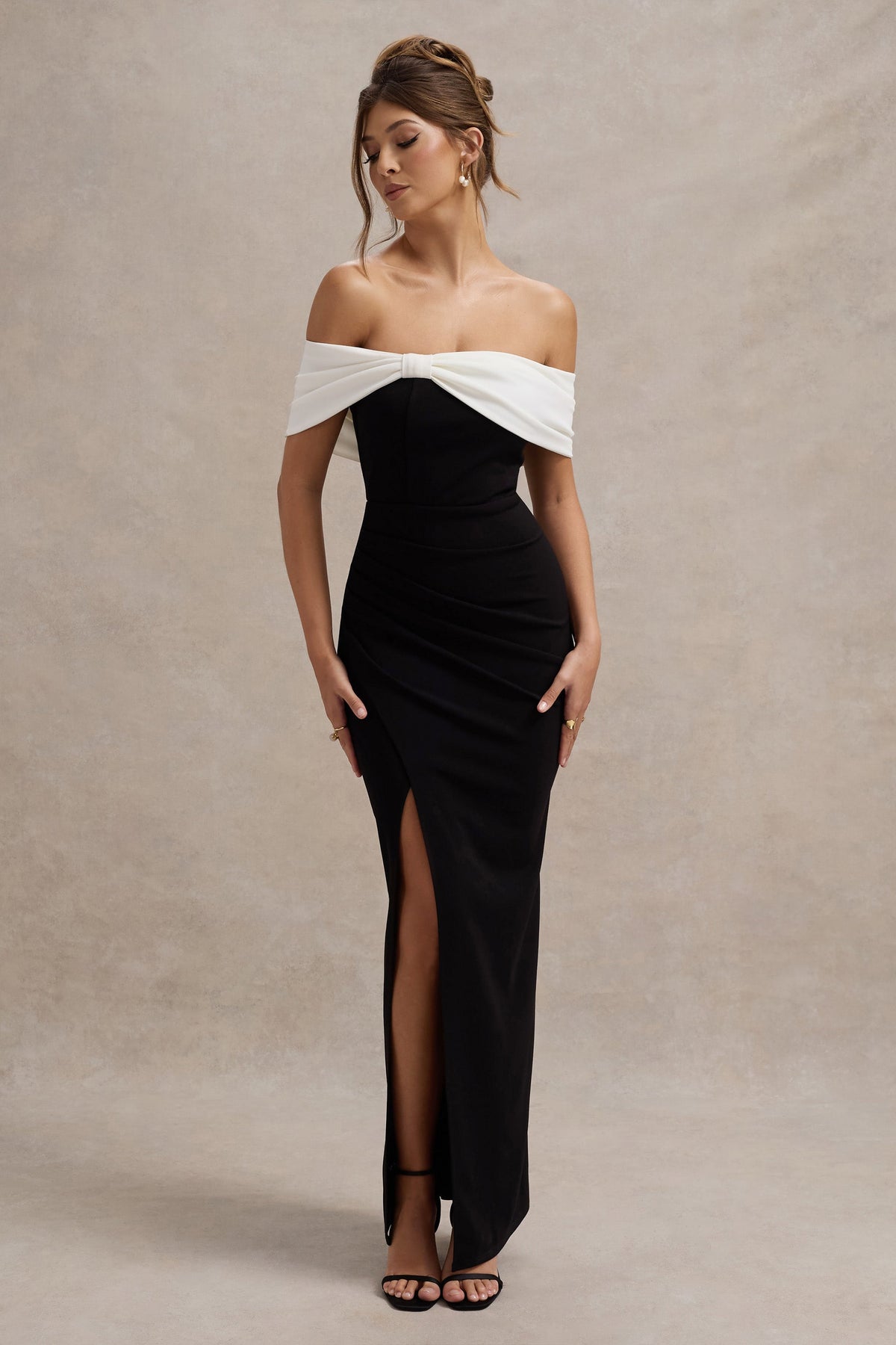 Eva | Vestido Largo Bardot en blanco y negro con detalle de lazo y abertura