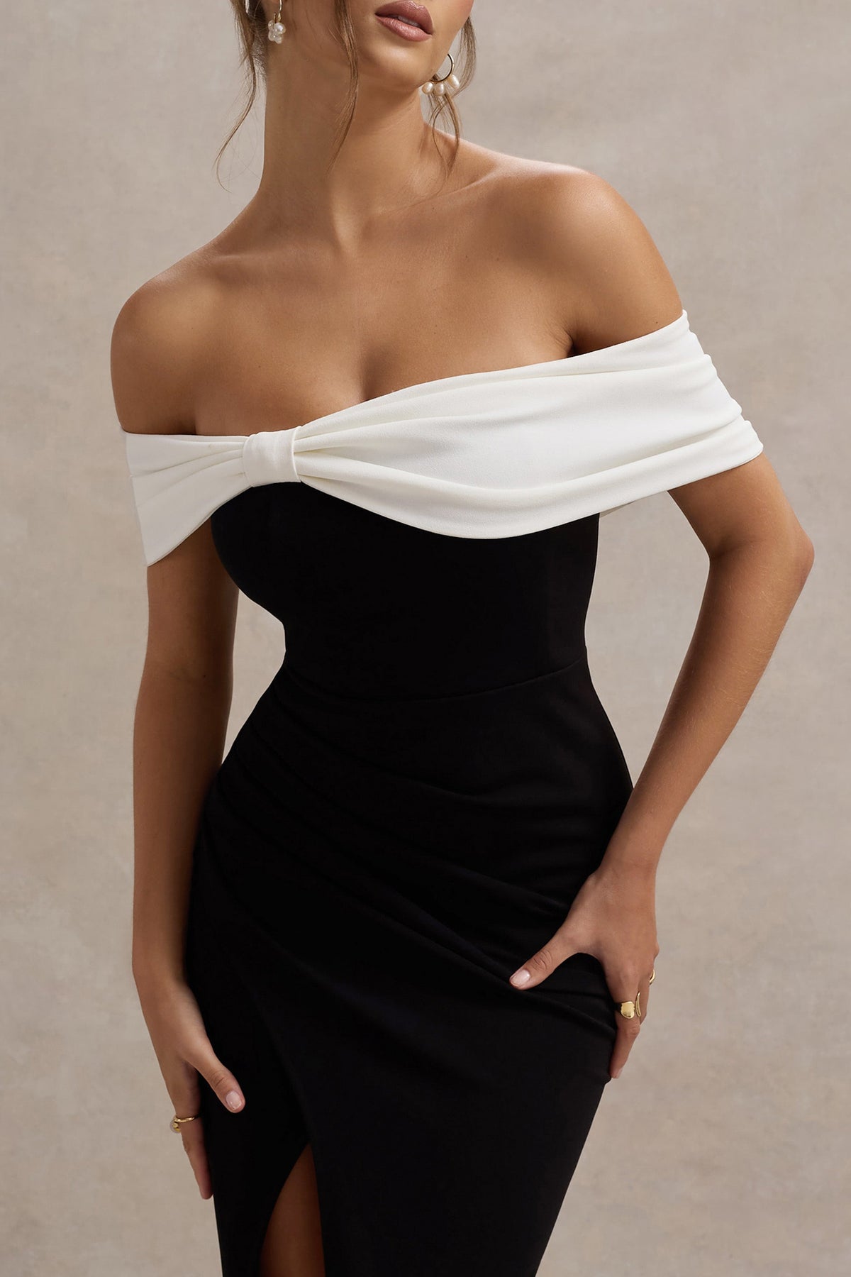 Eva | Vestido Largo Bardot en blanco y negro con detalle de lazo y abertura